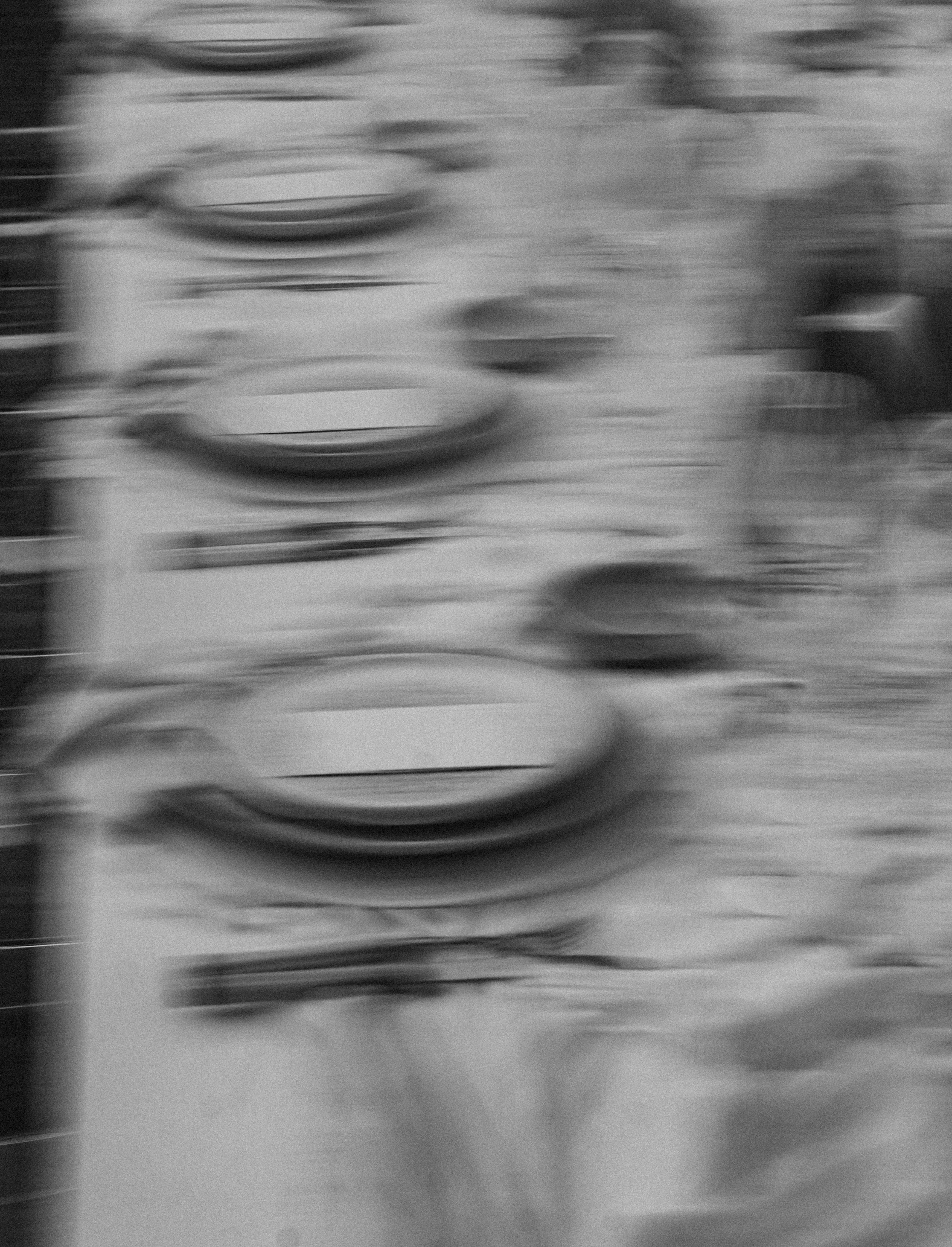 Bewegungsunschärfe einer gedeckten Hochzeitstafel – künstlerisches Elopement Detail (schwarzweiß)
Künstlerischer Detailshot mit Bewegung: die Hochzeitstafel als abstrakte, emotionale Erinnerung. Ideal für moderne Hochzeitsreportagen, Elopement-Storie