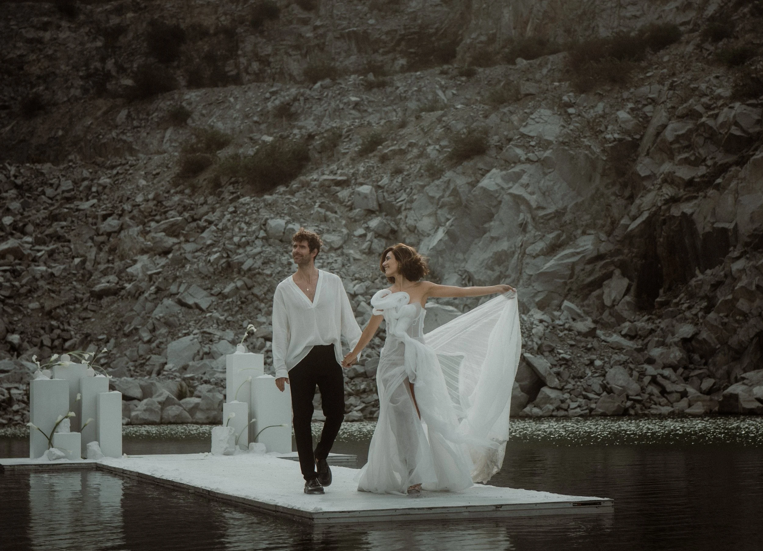 Brautpaar läuft auf Steg im See, Braut hält Kleid – Elopement Hochzeit Paarshooting
Beschreibung: Bewegung, Leichtigkeit, Editorial-Gefühl: das Brautpaar läuft über den Steg, das Kleid fließt im Wind. Perfekt für Elopement-Reportage, After-Wedding-Sh