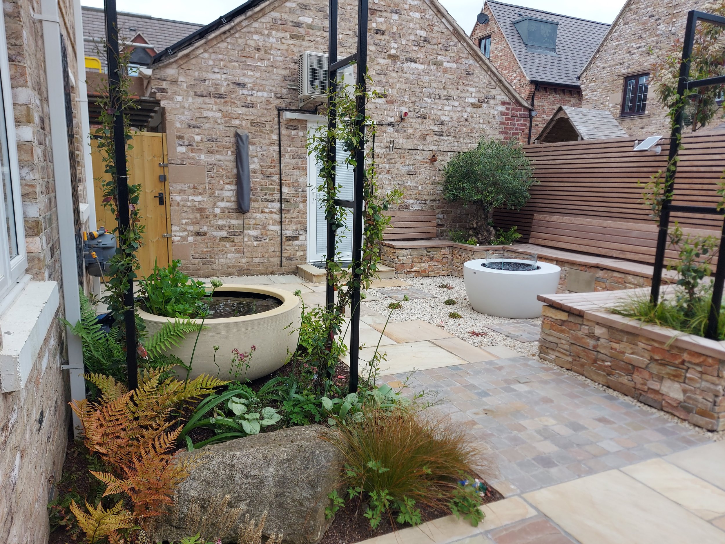 Courtyard Garden - Mountsorrel, Leicestershire.