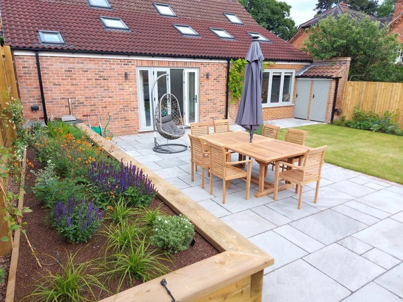 Contemporary Farmhouse Garden Design - West Leake
