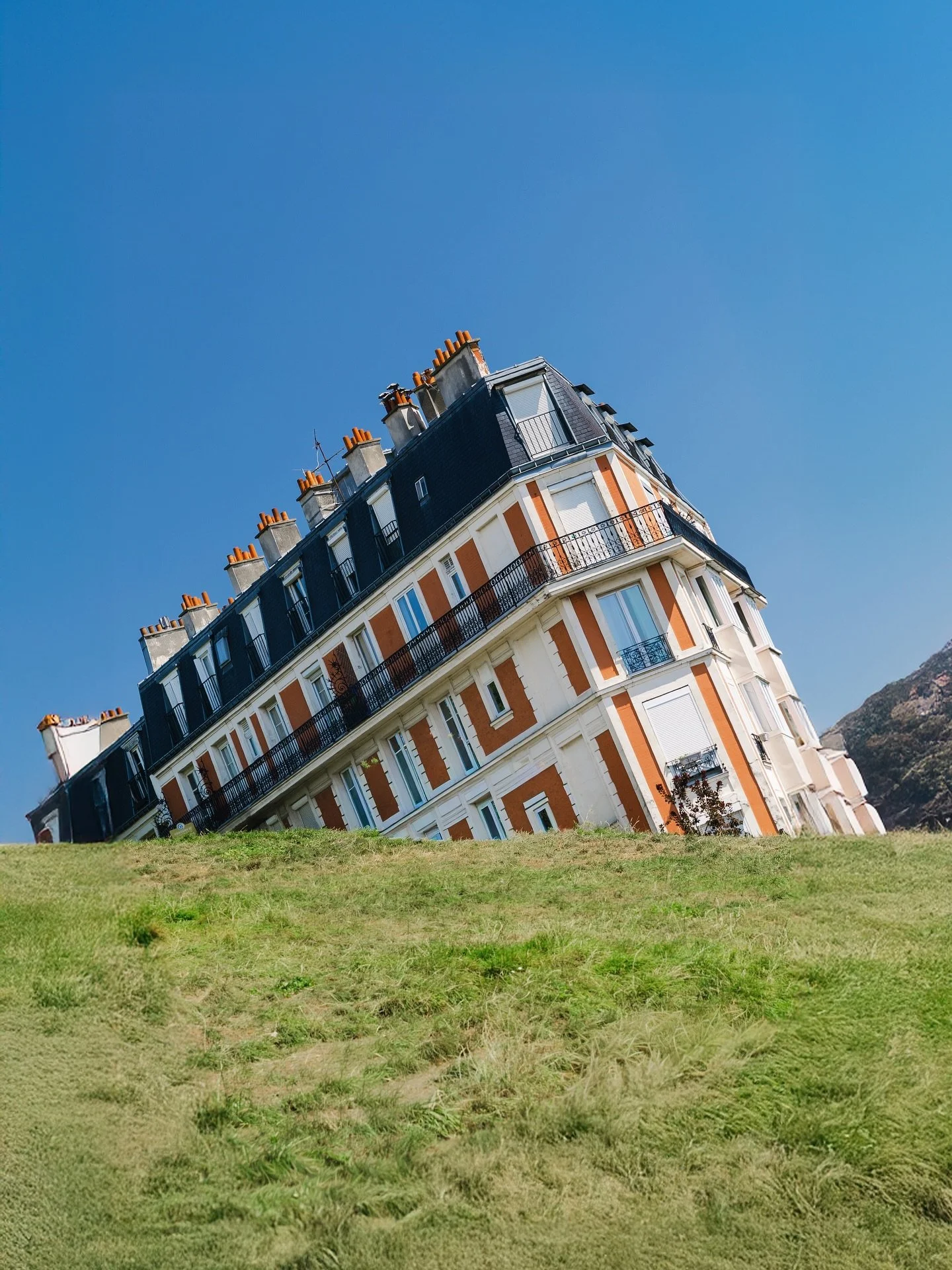 🏚️ Una casa que se hunde en Par&iacute;s&hellip;🇫🇷

Subes hacia el Sacr&eacute;-C&oelig;ur, c&aacute;mara en mano, y de repente&hellip; 😱&iexcl;Una casa que parece estar siendo tragada por la tierra! 

Pero no te asustes:
🧠 Es solo una ilusi&oac