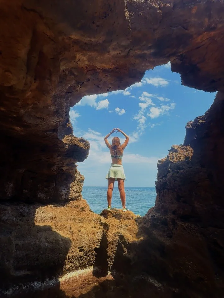 &iquest;Alguien sabr&iacute;a decirme en qu&eacute; rinc&oacute;n del Mediterr&aacute;neo se esconde esta maravilla? 🌊💙

Todav&iacute;a asimilando la belleza del lugar que descubrimos el pasado fin de semana... 🏛️✨ 

No es solo una cueva; es un te