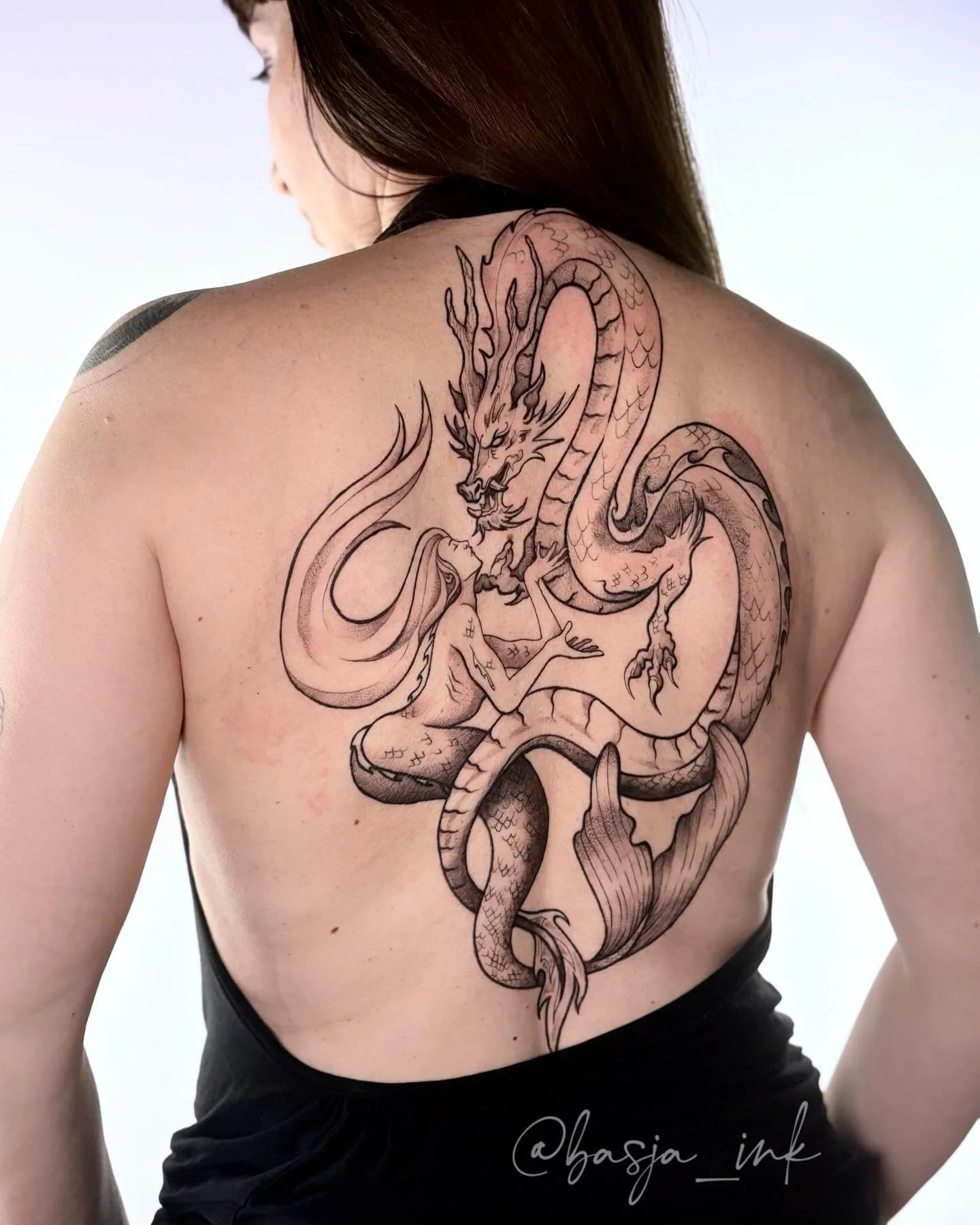 Drache x Mermaid
.
.
.
.
.
.
.
#TattooArtist #TattooDesign #TattooInspiration #DragonTattoo #MermaidTattoo #CustomTattoo #TattooIdeas #DragonAndMermaid #FantasyTattoo #MythicalCreatures #MermaidArt #DragonArt #TattooArtistry #FineLineTattoo #PepperSh