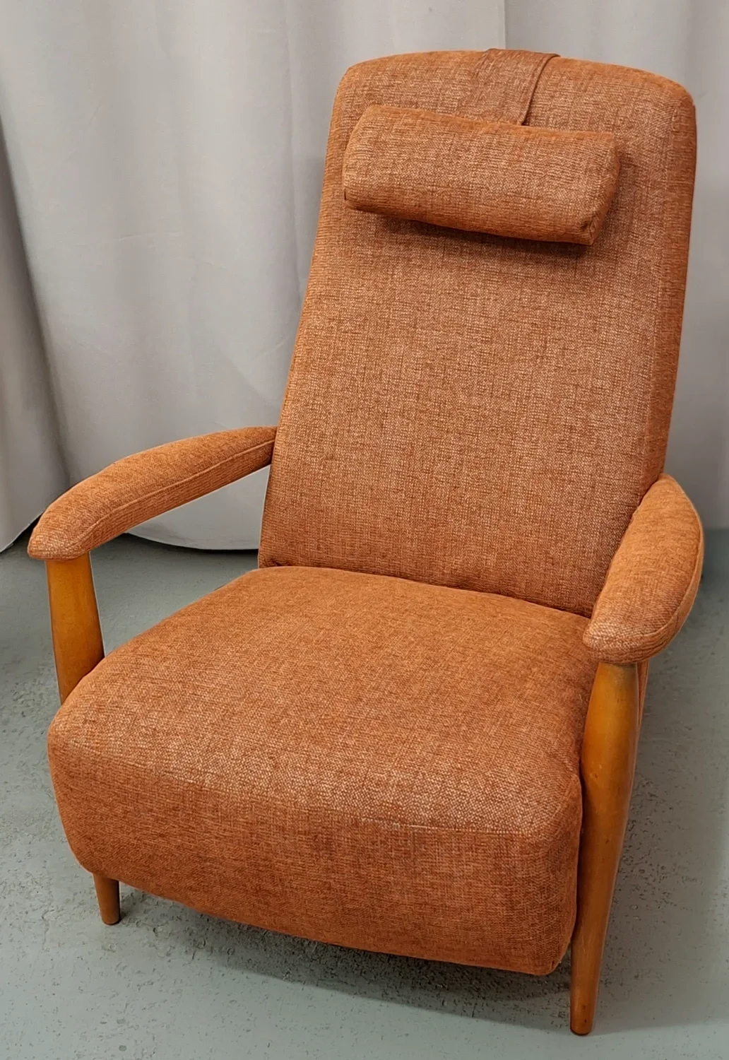 Verhoomo Kultatuolin verhoilema nojatuoli lämpimän oranssilla kankaalla.