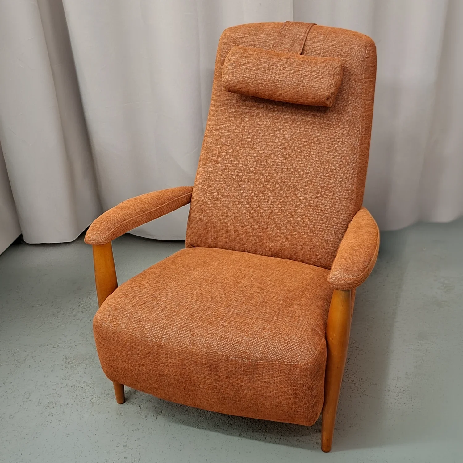 Verhoomo Kultatuolin verhoilema nojatuoli lämpimän oranssilla kankaalla.