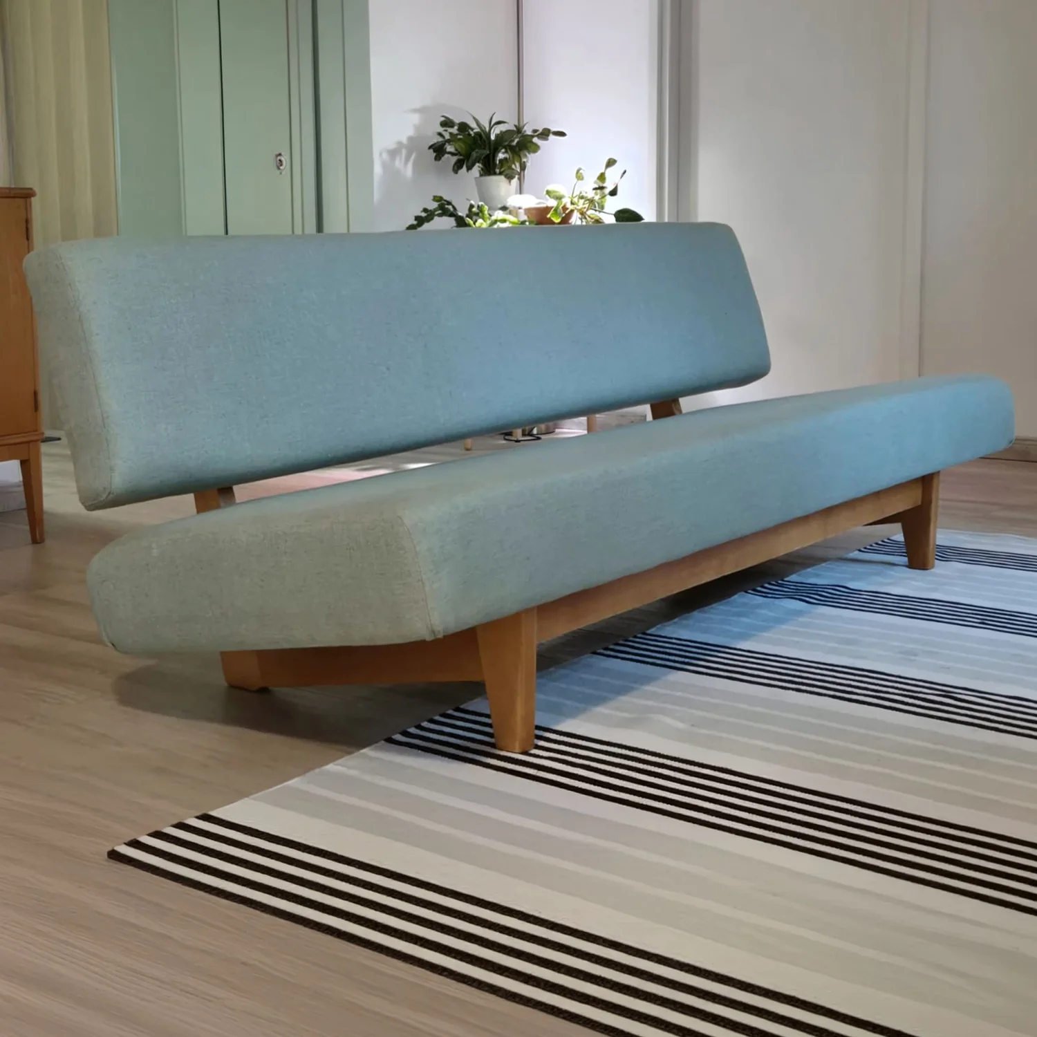 Verhoomo Kultatuolin verhoilema moderni sohva vaaleansinisellä kankaalla.