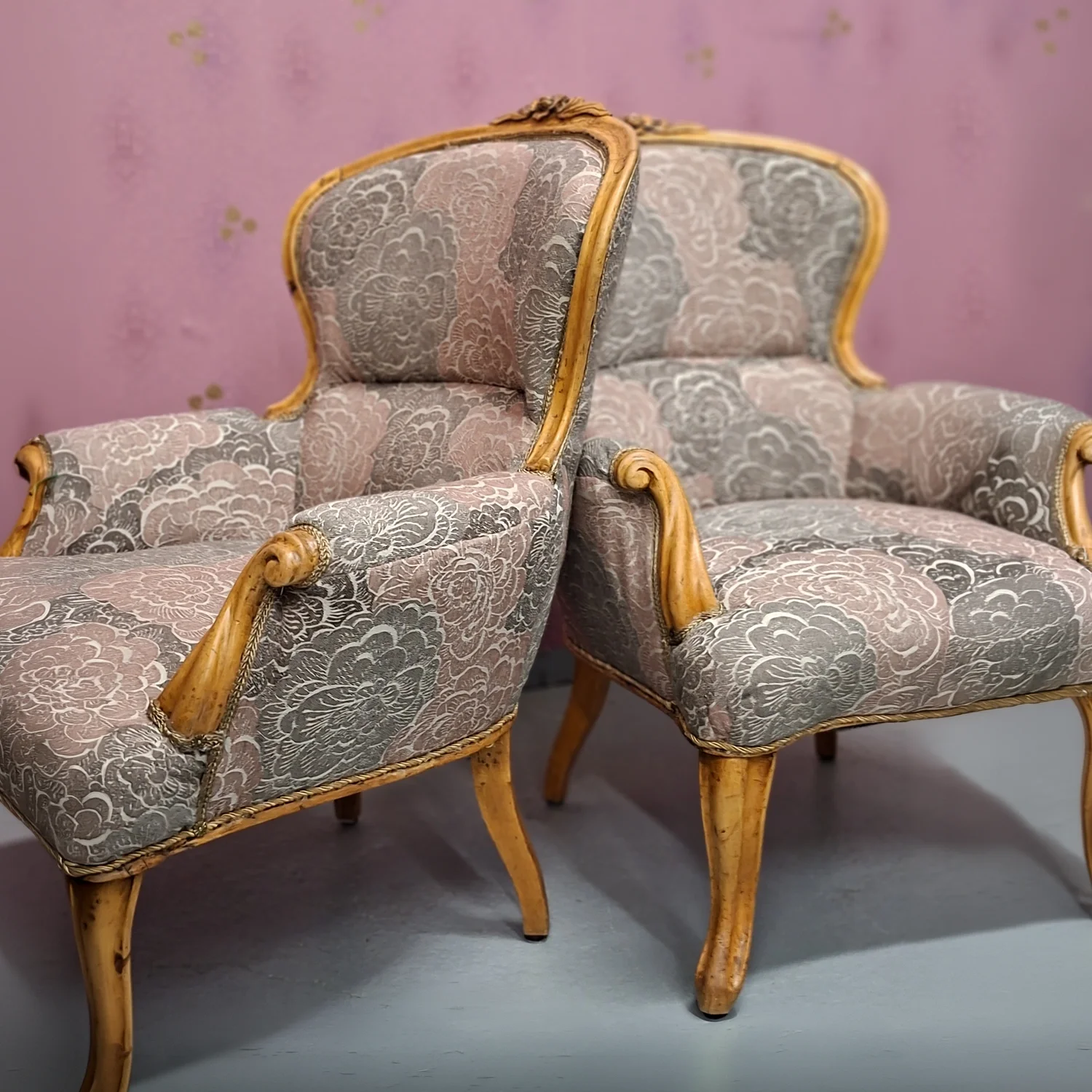 Verhoomo Kultatuolin verhoilemat klassiset nojatuolit kukkakuvioisella verhoilukankaalla ja puurunkoisilla yksityiskohdilla.