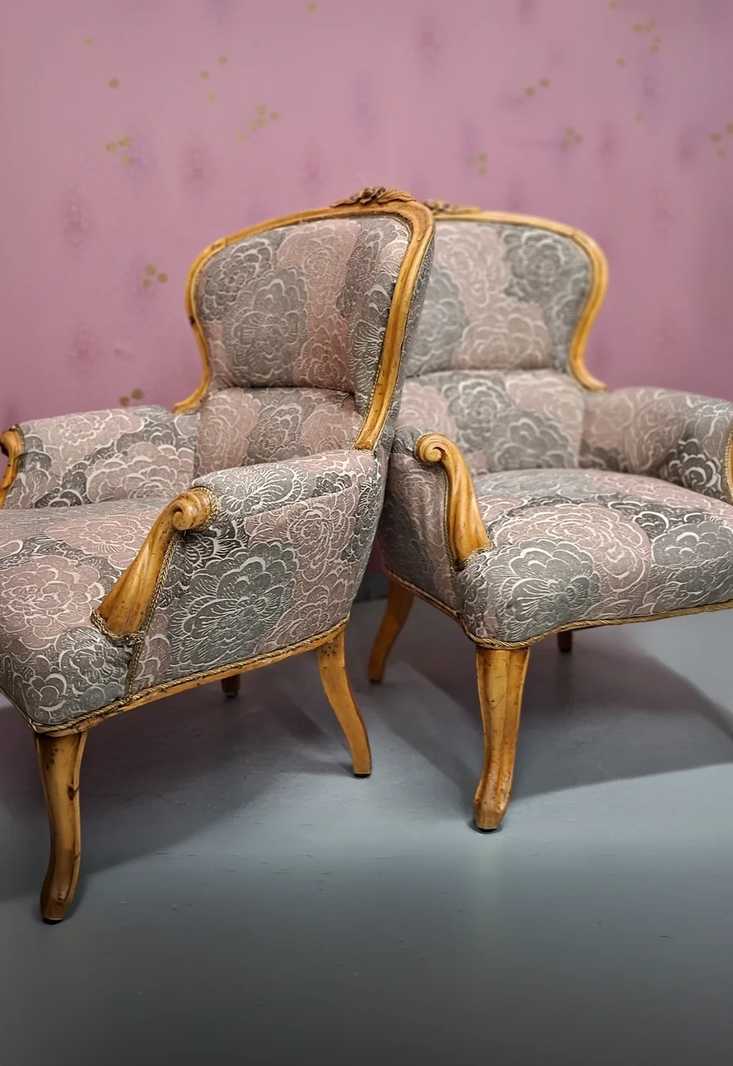 Verhoomo Kultatuolin verhoilemat klassiset nojatuolit kukkakuvioisella verhoilukankaalla ja puurunkoisilla yksityiskohdilla.