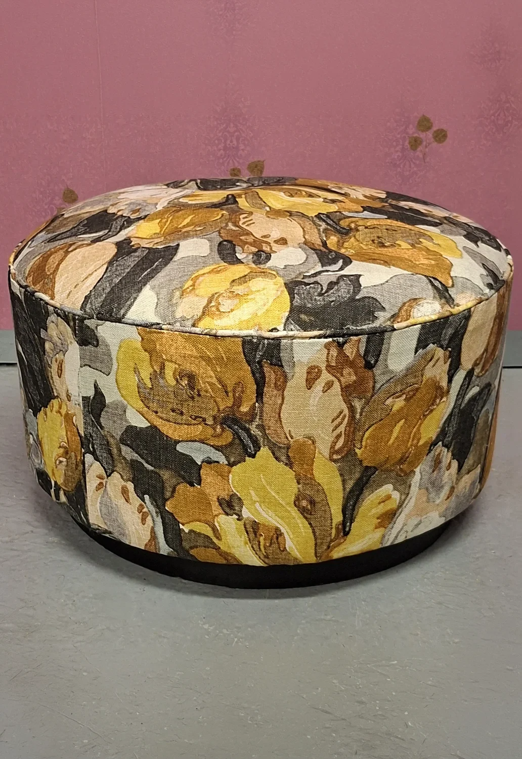 Verhoomo Kultatuolin verhoilema kukkakankainen rahi.