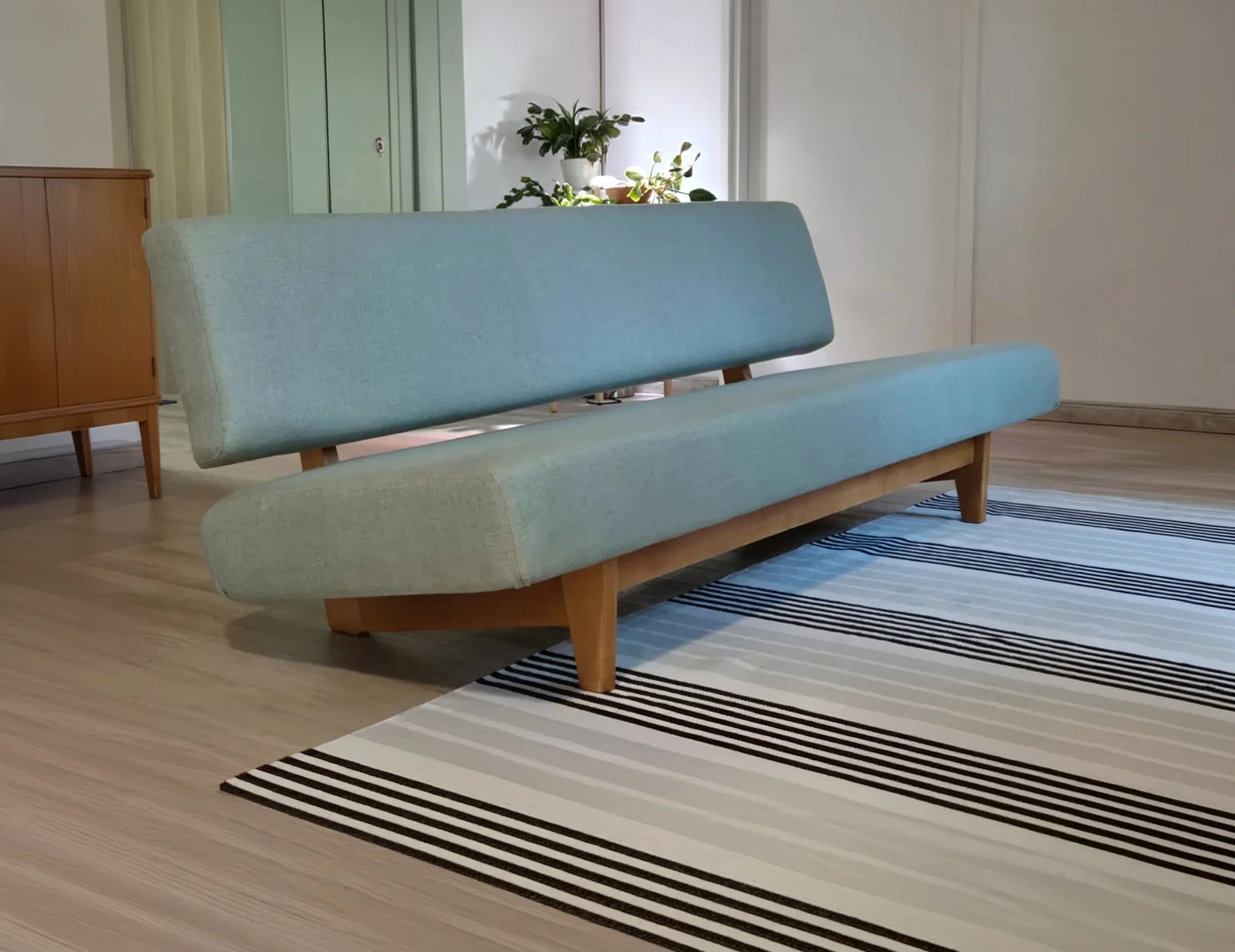 Verhoomo Kultatuolin verhoilema moderni sohva vaaleansinisellä kankaalla.