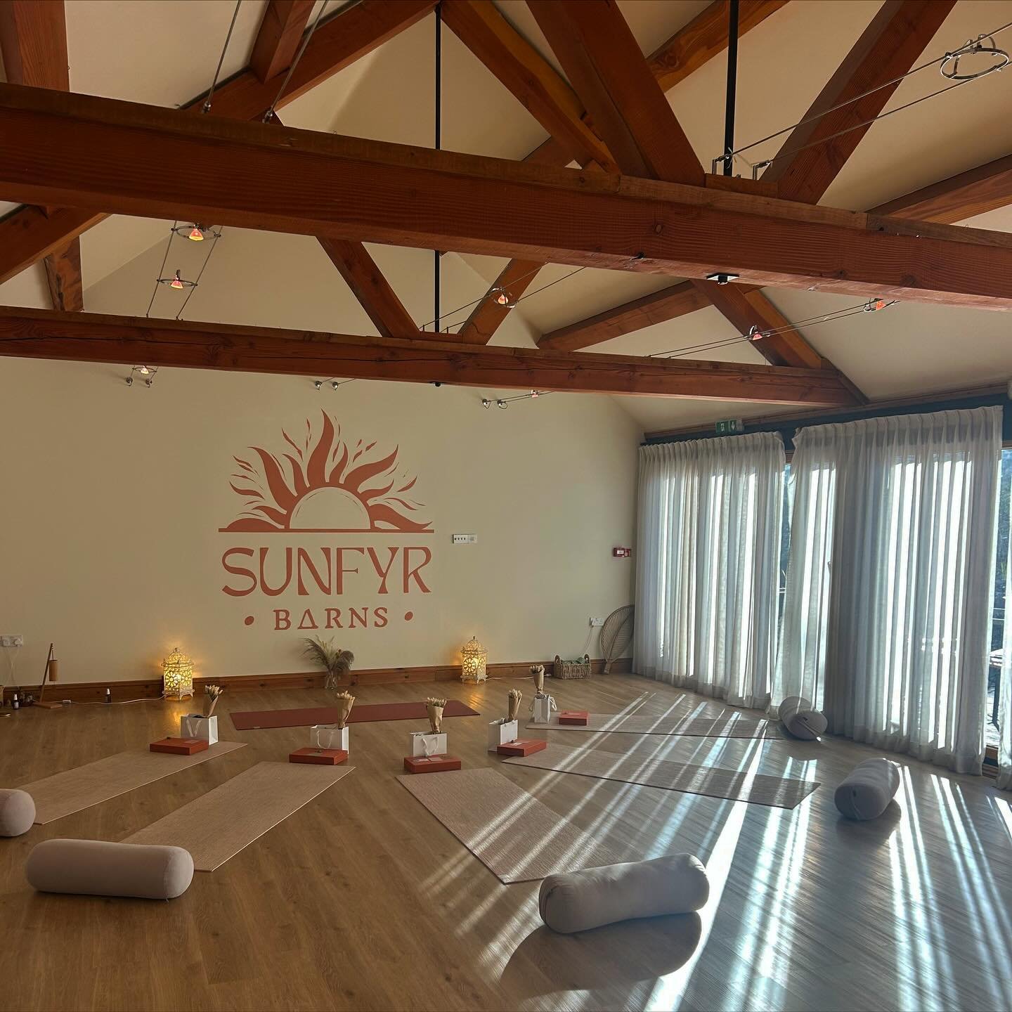 Winter Wellness retreat 🌙
@aronjamesonwellness x @eleanorrosepilates 

A beautiful day from start to finish! 
Starting our day with welcome hot chocolates, meditation and mindfulness. Followed by a energising Wake up Pilates session leaving us feeli