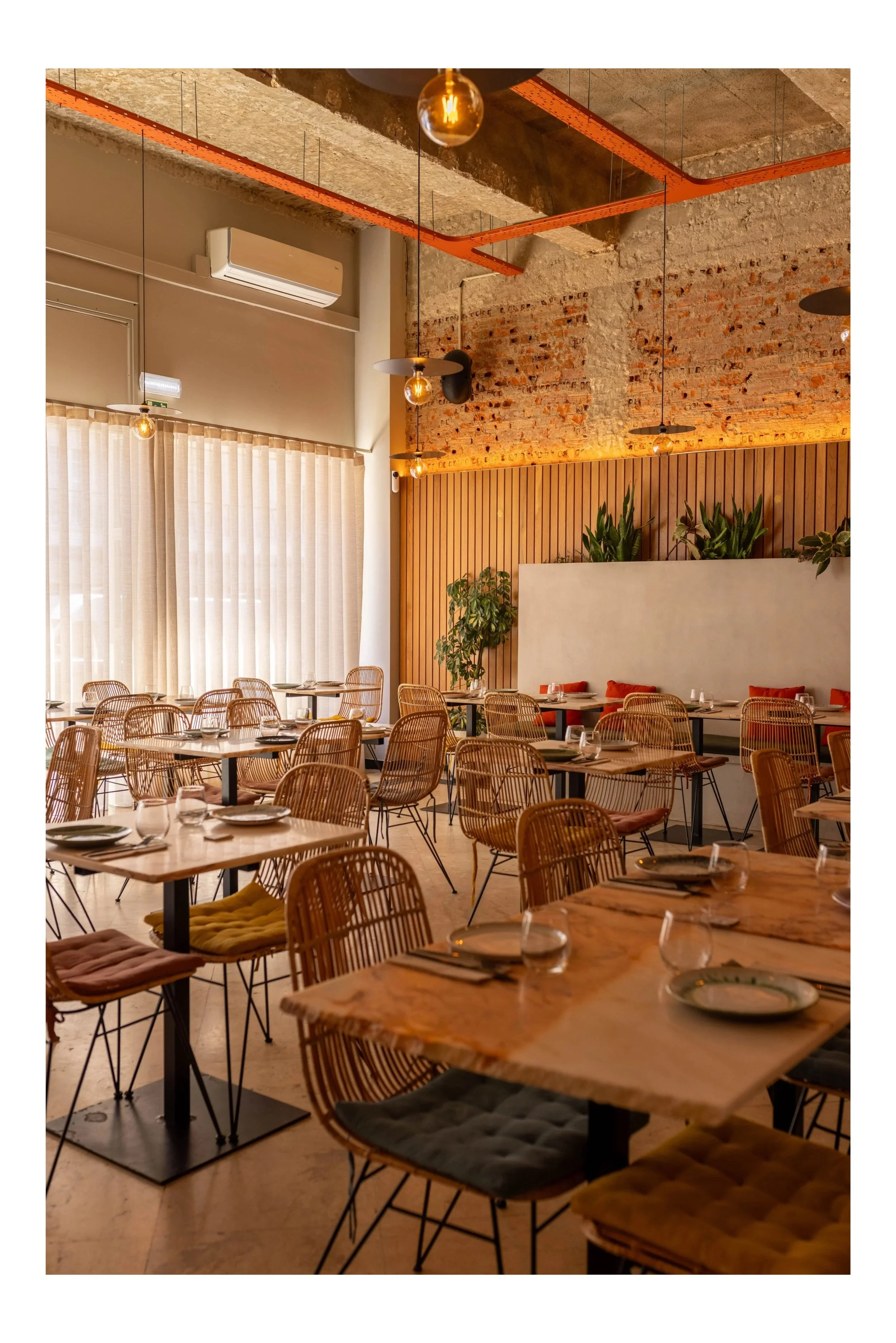 Sala principal do Restaurante Cobaia em Alvalade, Lisboa, com mesas e cadeiras, muita luminosidade e ambiente alegre e descontraído