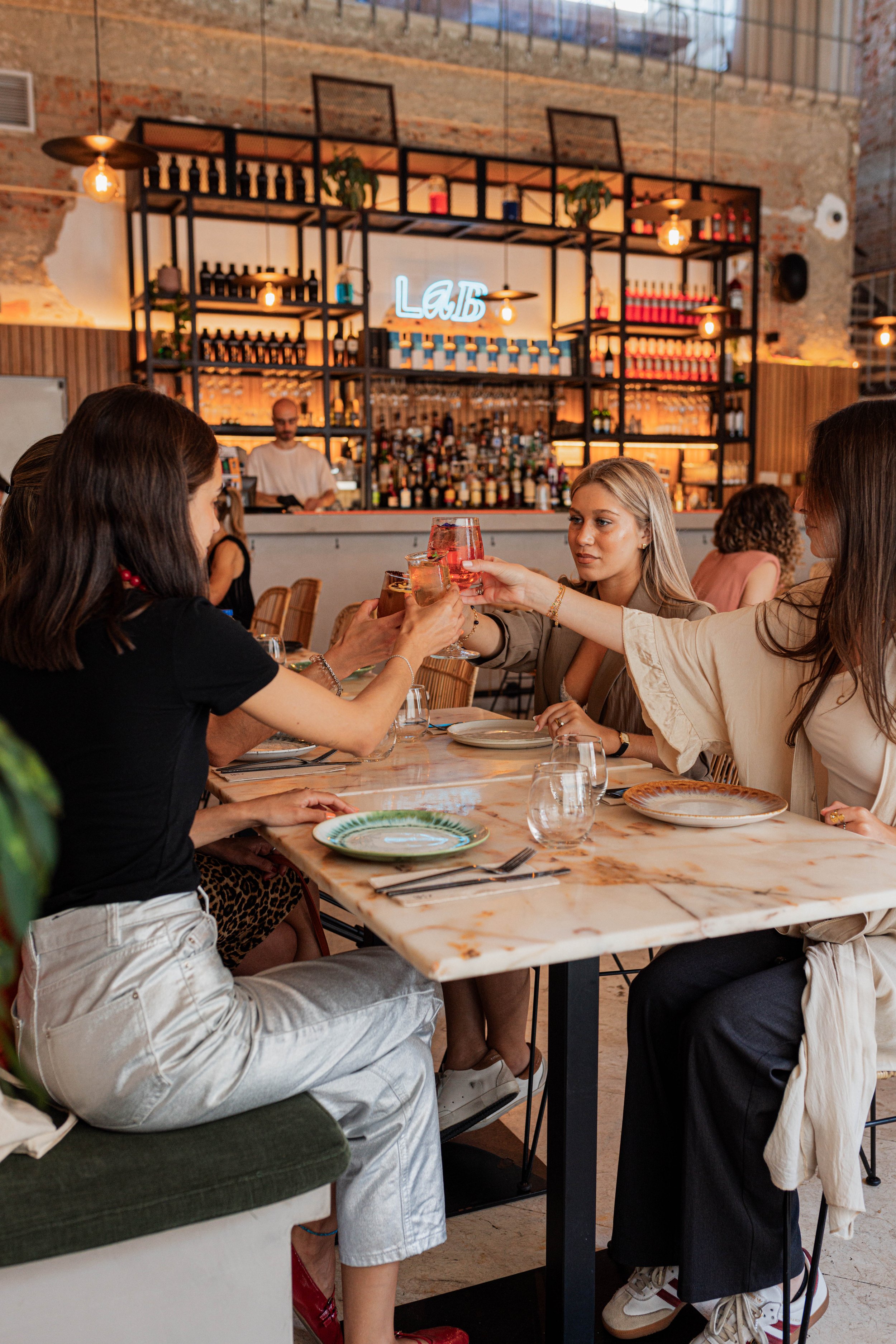 Almoço de grupo no restaurante Cobaia em Alvalade, Lisboa, com menu de partilha mediterrânico.