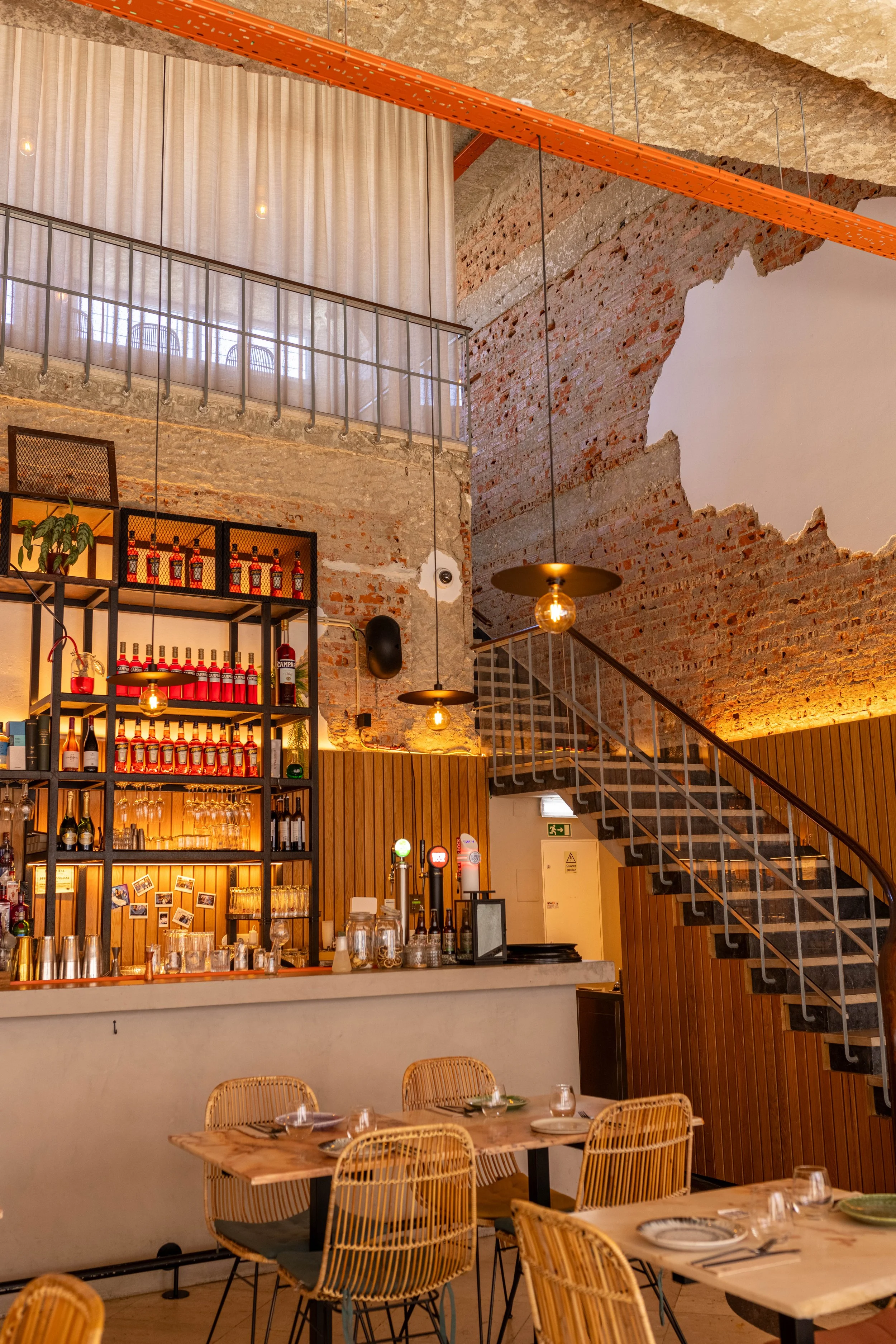 Sala principal do restaurante Cobaia em Alvalade, Lisboa, com vista bar, decoração contemporânea e ambiente descontraído.