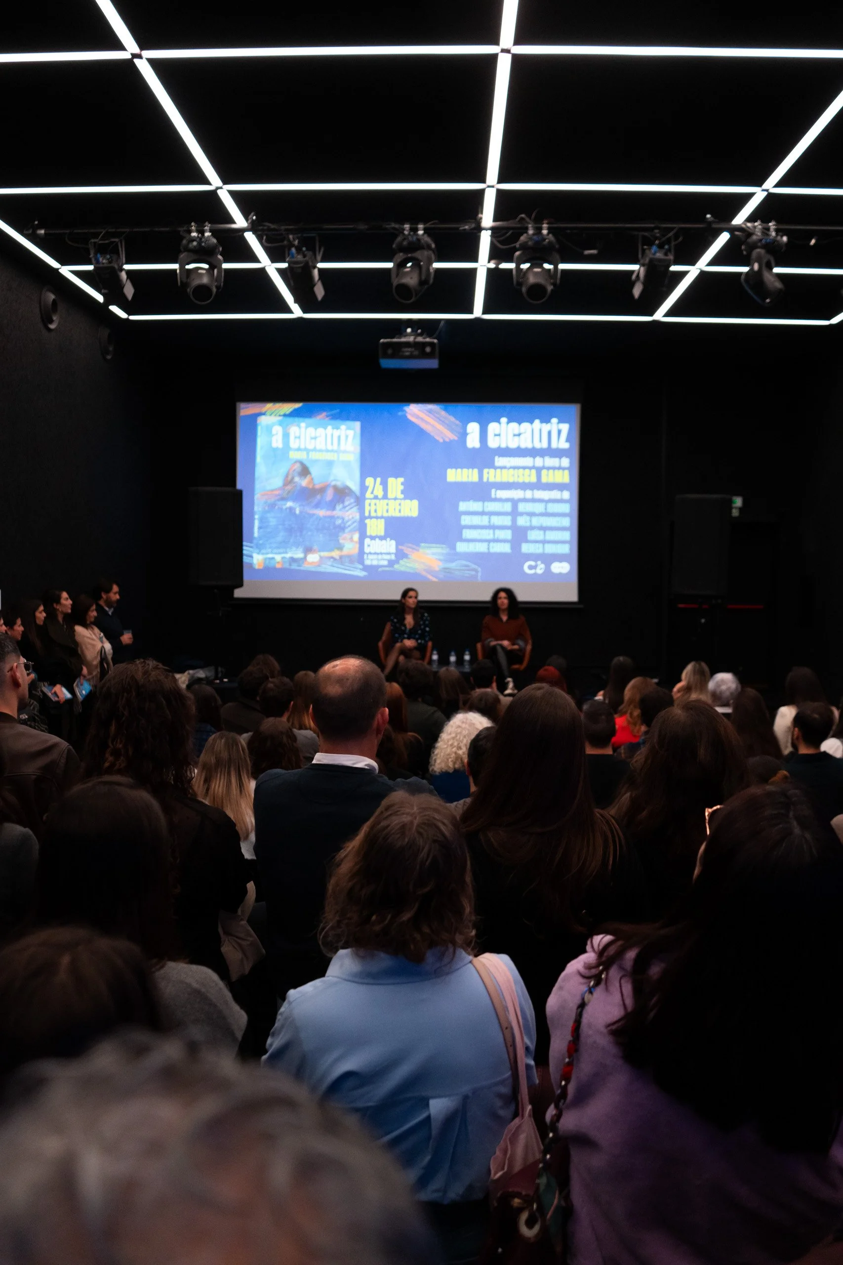 Lançamento de livro no espaço de eventos Poolside em Alvalade, Lisboa, com público e apresentação