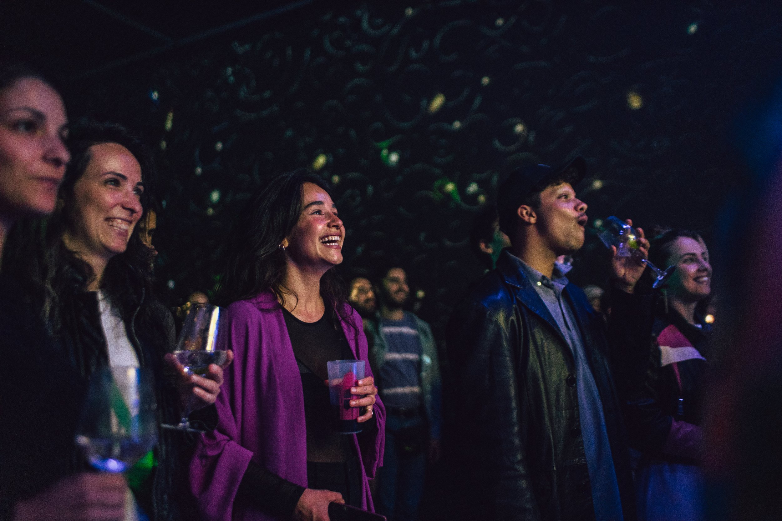 Evento privado no Poolside em Alvalade, Lisboa, com grupo de pessoas e música ao vivo