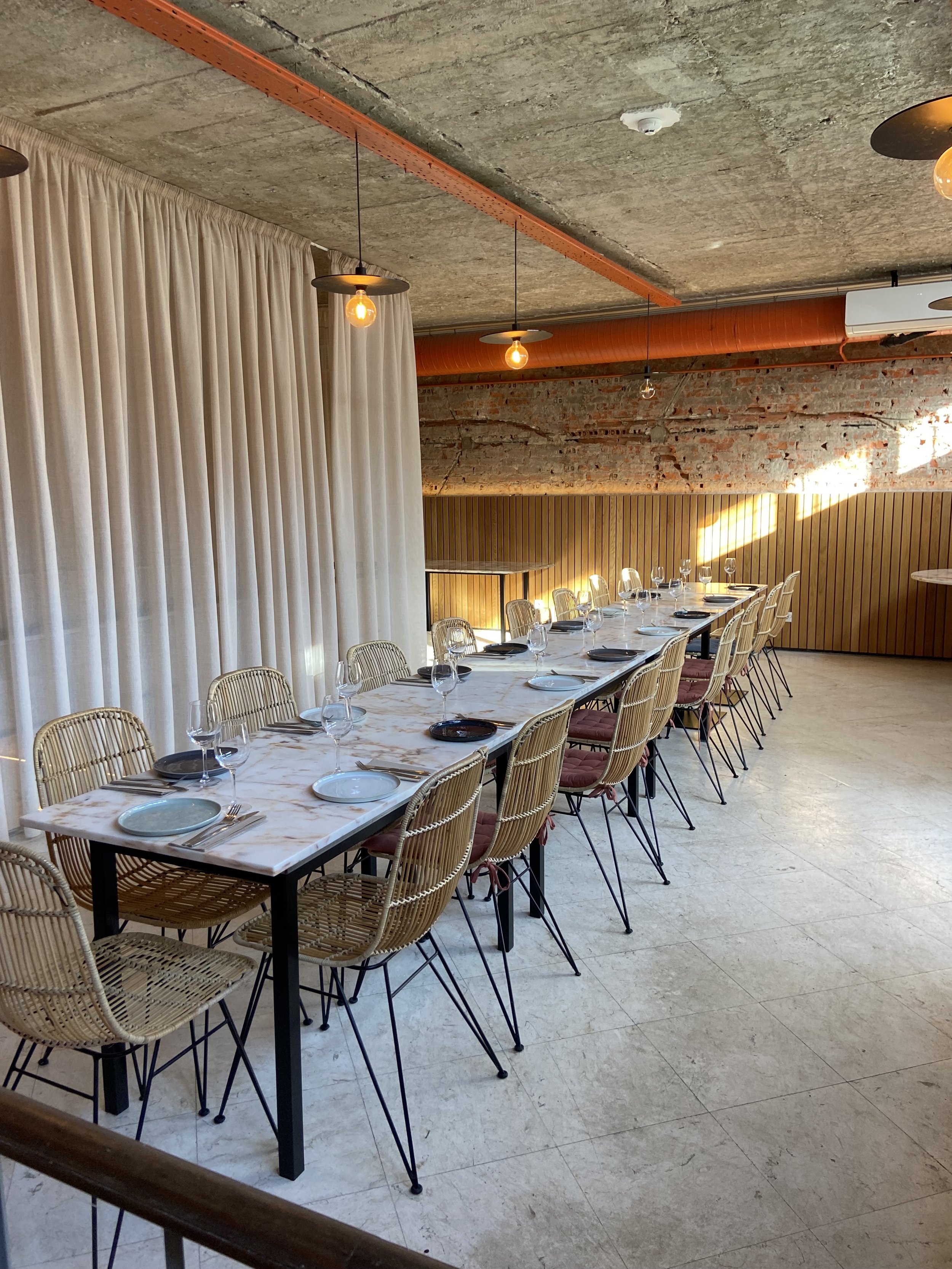Sala privada no primeiro andar do restaurante Cobaia em Alvalade, Lisboa, para jantares privados e eventos.