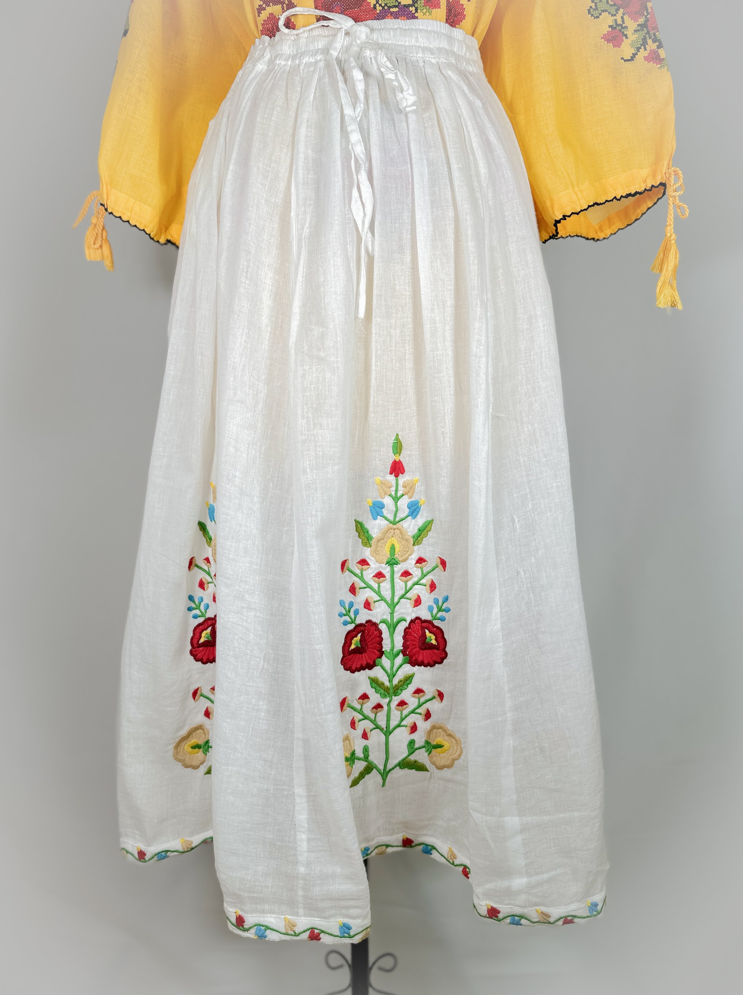 Traditional skirt size S