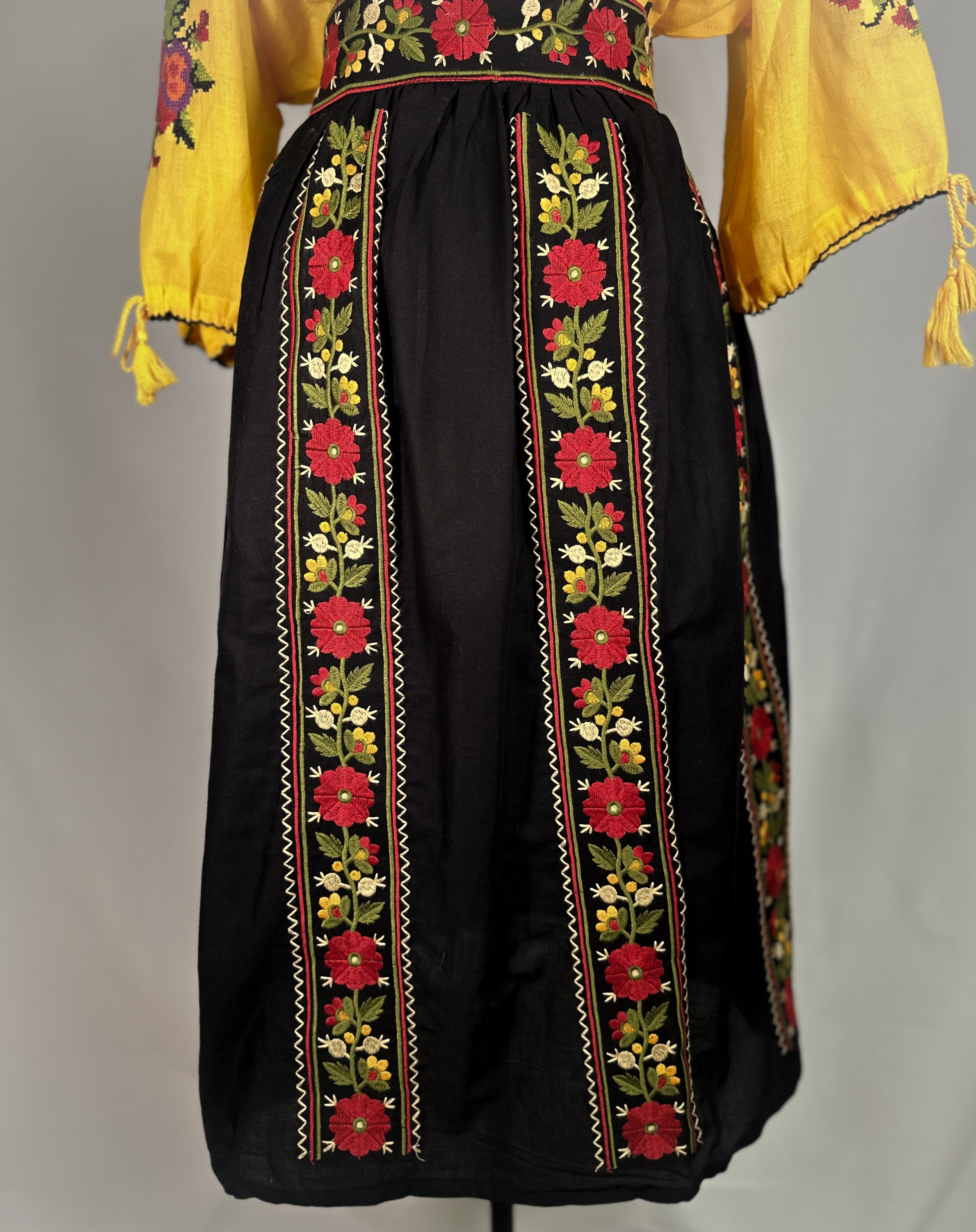 Traditional skirt size S