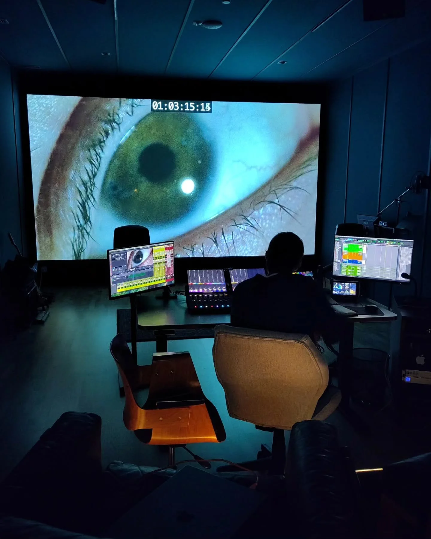 Ein Auge auf den Ton werfen...

:

:

:

POPCORN, der @ecal_photography Abschlussfilm von @jeaalu vom tats&auml;chlichen, wie metaphorischen Sehen und Nicht-Sehen des Sternenhimmels. Jerome Aaron Luginb&uuml;hl war bei uns f&uuml;r die 5.1 Mischung.
