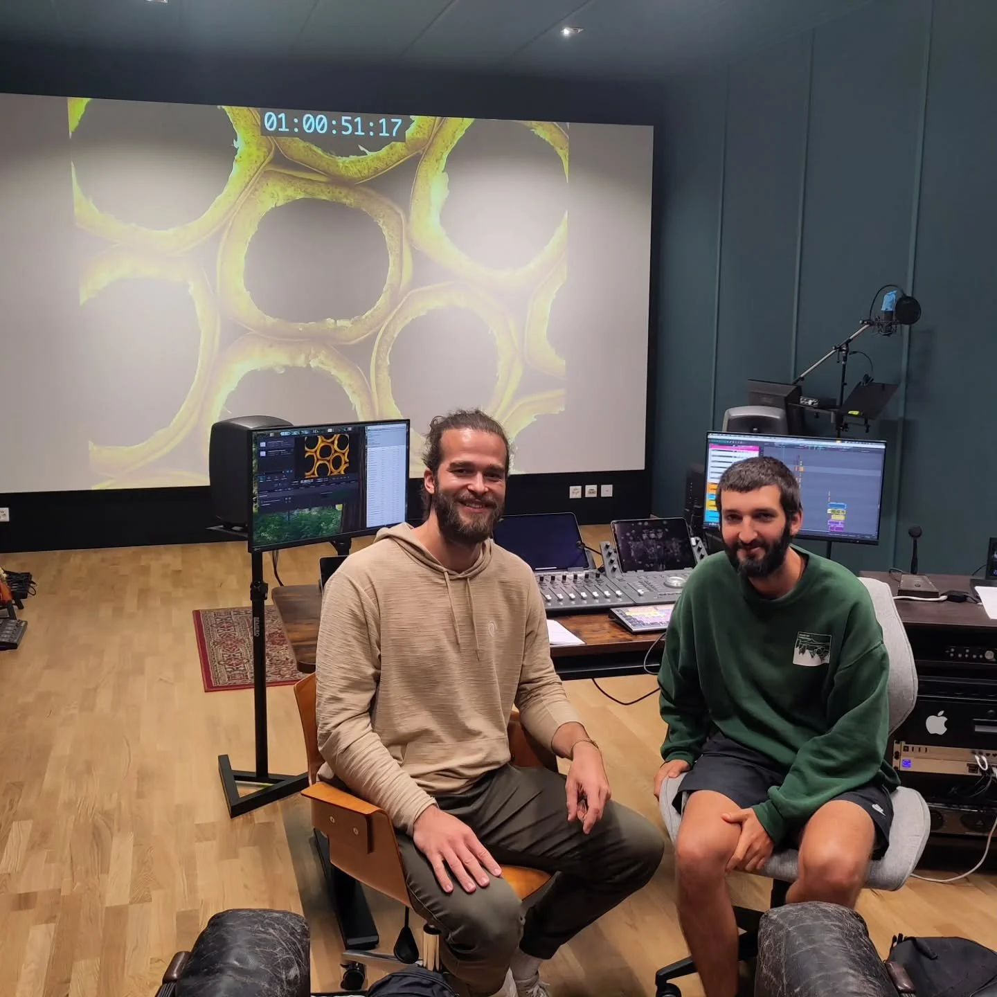 Ein Film mit und &uuml;ber Bananen...

:

:

:

Wir haben uns gefreut den Animationskurzfilm LABOUYI BANNANN (Banana Soup) von @geena_gasser bei uns zu haben. @etiennekompis war f&uuml;r die Mischung und zus&auml;tzliches Sound Design zust&auml;ndig,