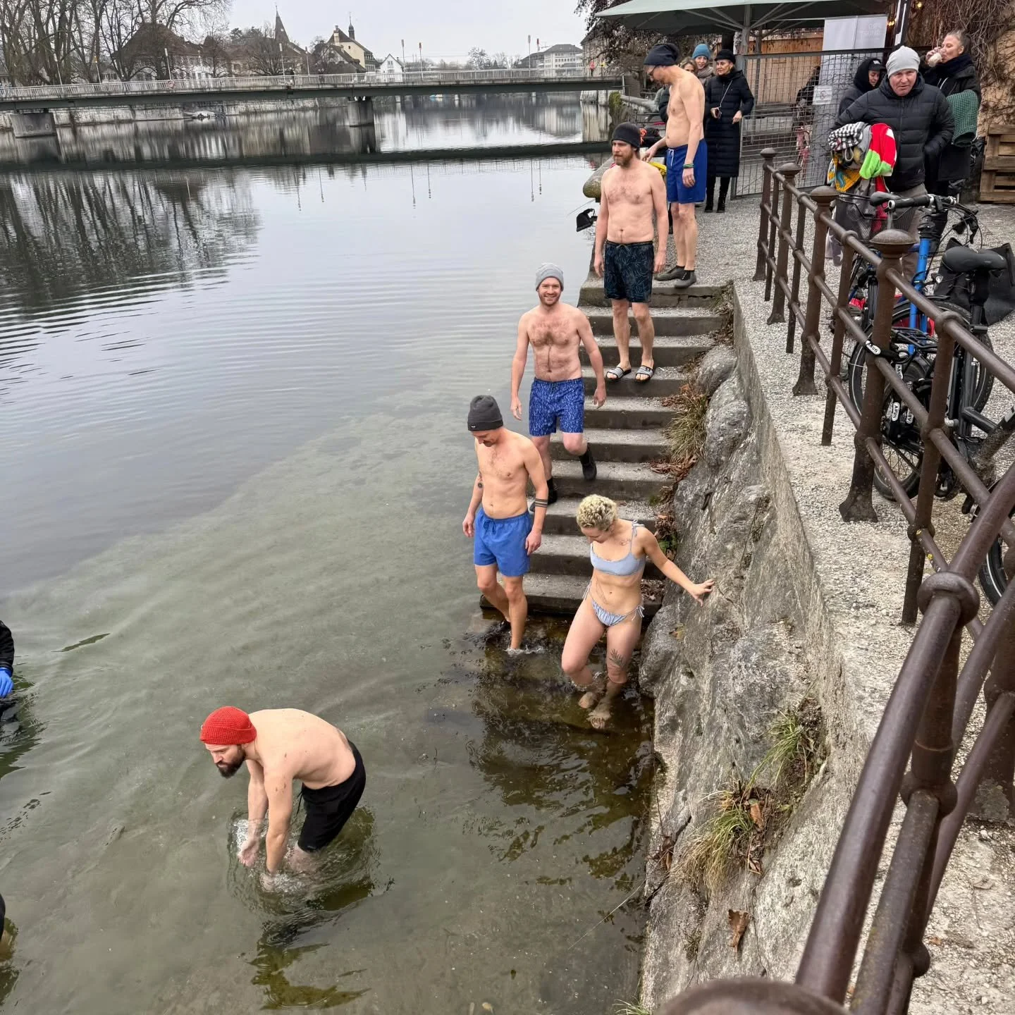 Die erste Durchf&uuml;hrung von FREEZE'N'SWIM war ein grosser Erfolg! Es haben sich einige Schwimmer*innen ins frische Nass gewagt und wurden mit warmen Worten und Decken wieder in Empfang genommen.

Wir bedanken uns herzlich beim Co-Host @pro.short 