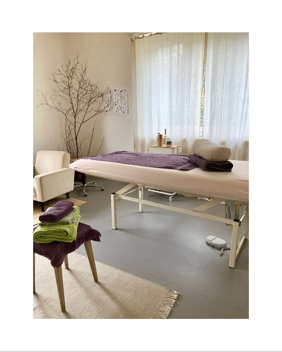 Seit Oktober darf ich nun Frauen f&uuml;r MANNEA Frauenbalance Behandlungen in diesem wundersch&ouml;nen Therapieraum von @heyoga.ch willkommen heissen. Es ist eine wahre Freude! Die sch&ouml;nen R&auml;umlichkeiten mit ihrer warmen und heilsamen Atm