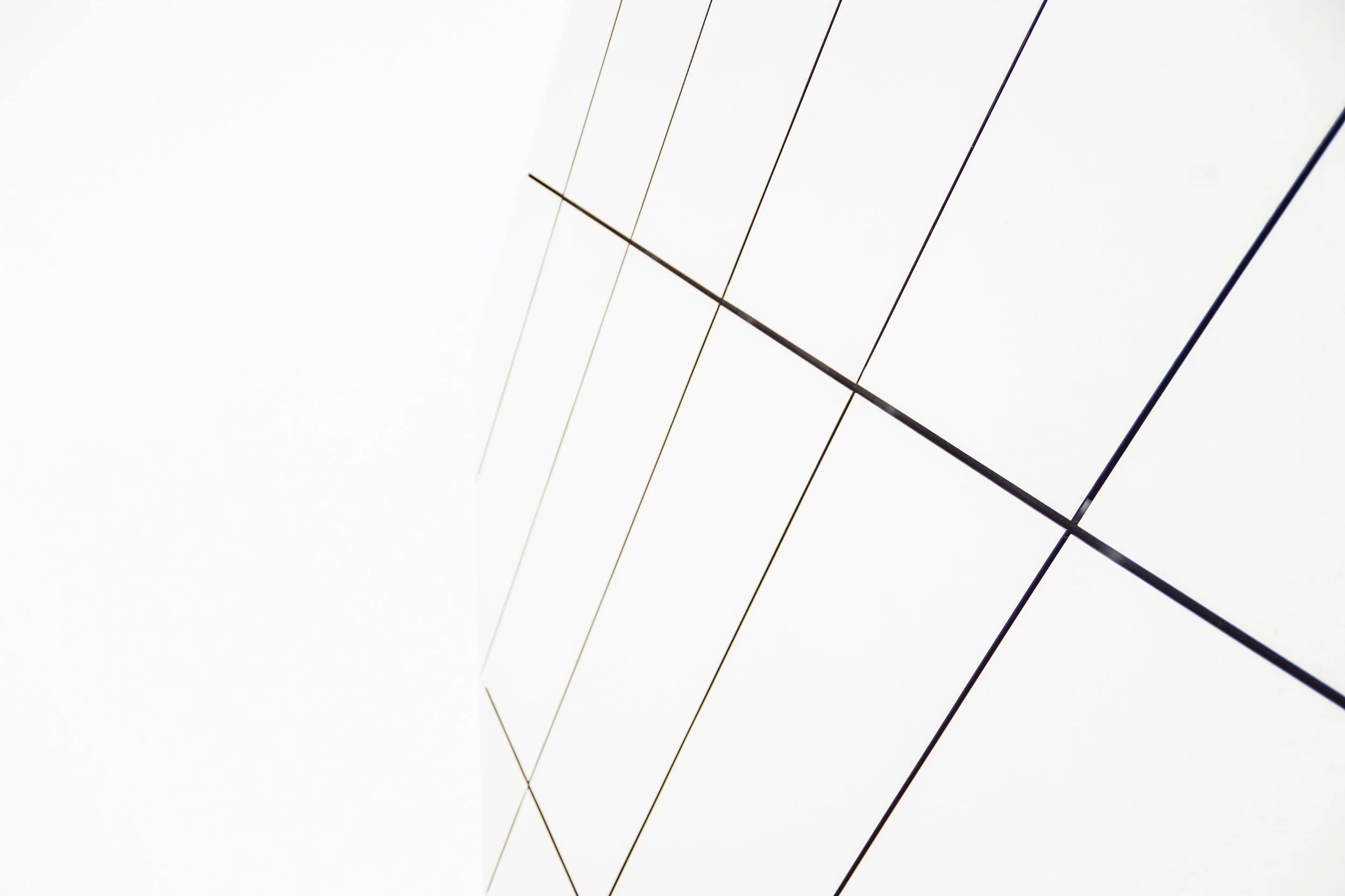 Geometrische Zeichnung eines skizzierten Quadrats mit Abschnitten, die von vertikalen, horizontalen und halbkreisförmigen Linien unterteilt werden.