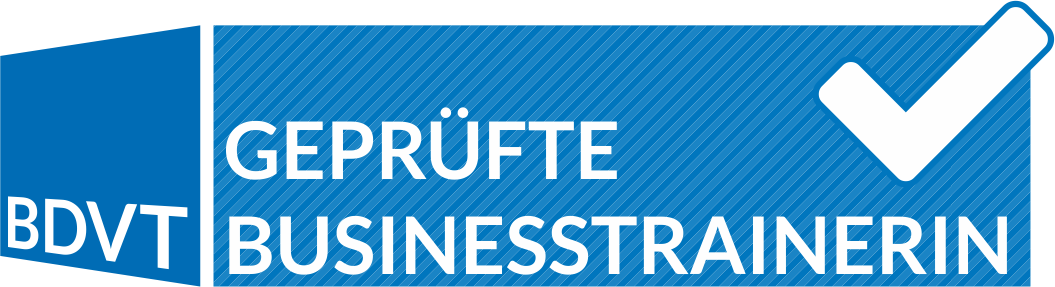 Sticker mit blauer Hintergrund, weißem Häkchen, der deutschen Aufschrift 'GEPRÜFTE BUSINESSTRAINERIN' und einem schwarzen 'BDVT' Logo.