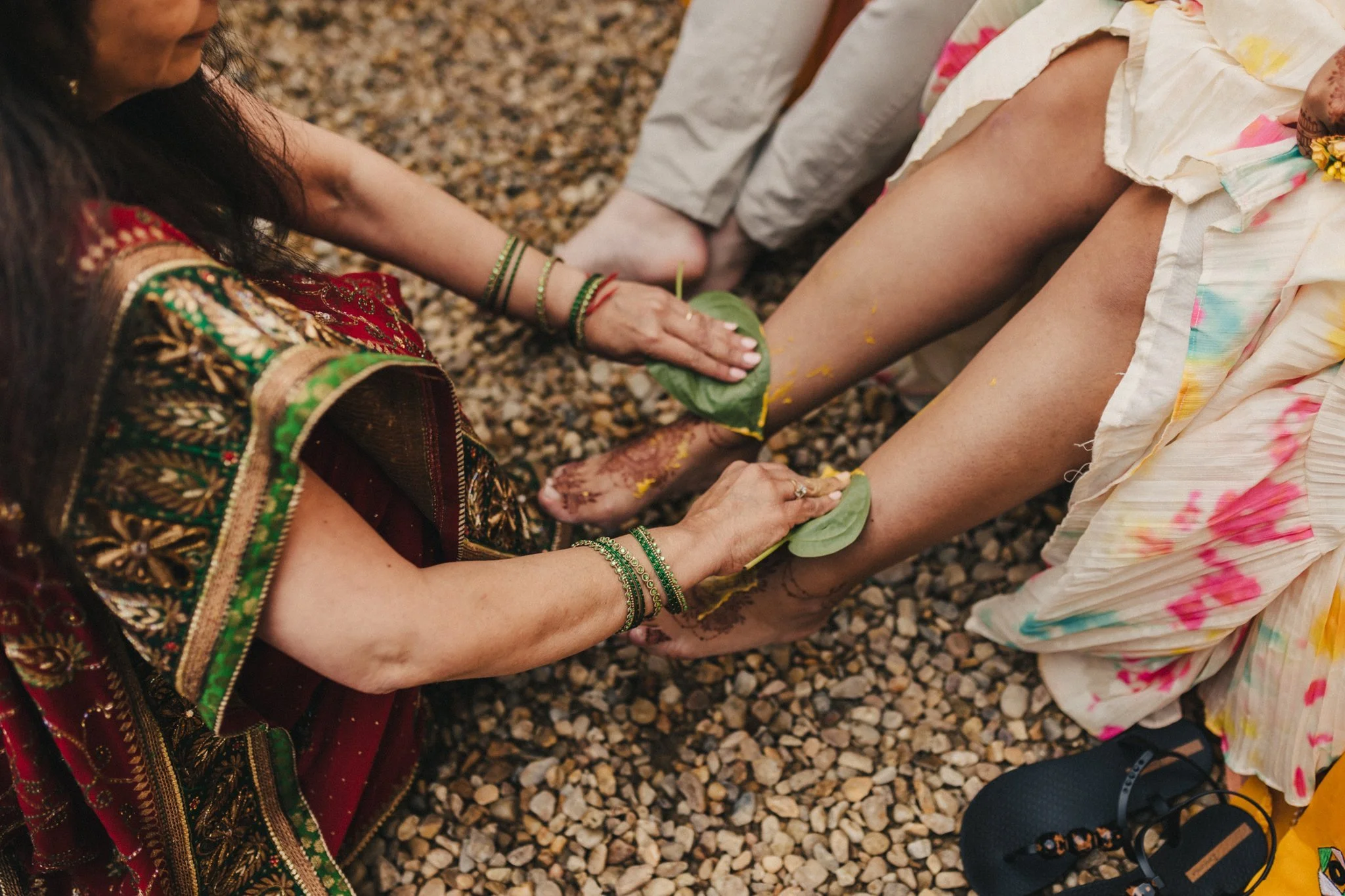 Sonam+&+David+pithi+ceremony+Manoir+de+Longeveau+France-020.jpg