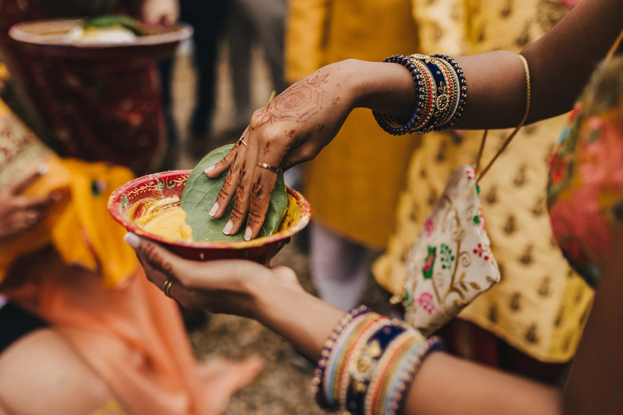 Sonam+&+David+pithi+ceremony+Manoir+de+Longeveau+France-023.jpg