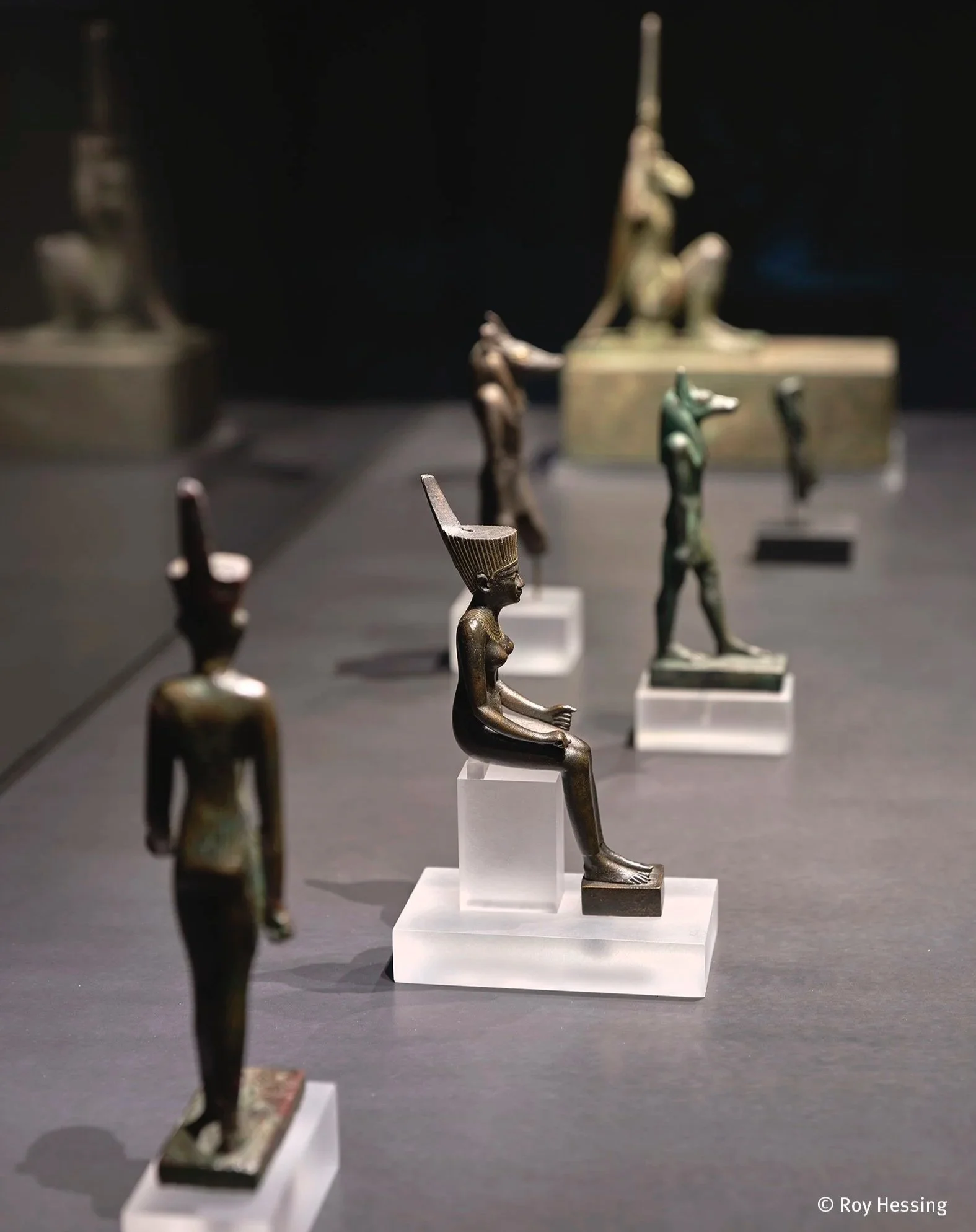 Verschiedene antike ägyptische Statuetten, die auf einer Ausstellung zur ägyptischen Kunst gezeigt werden.