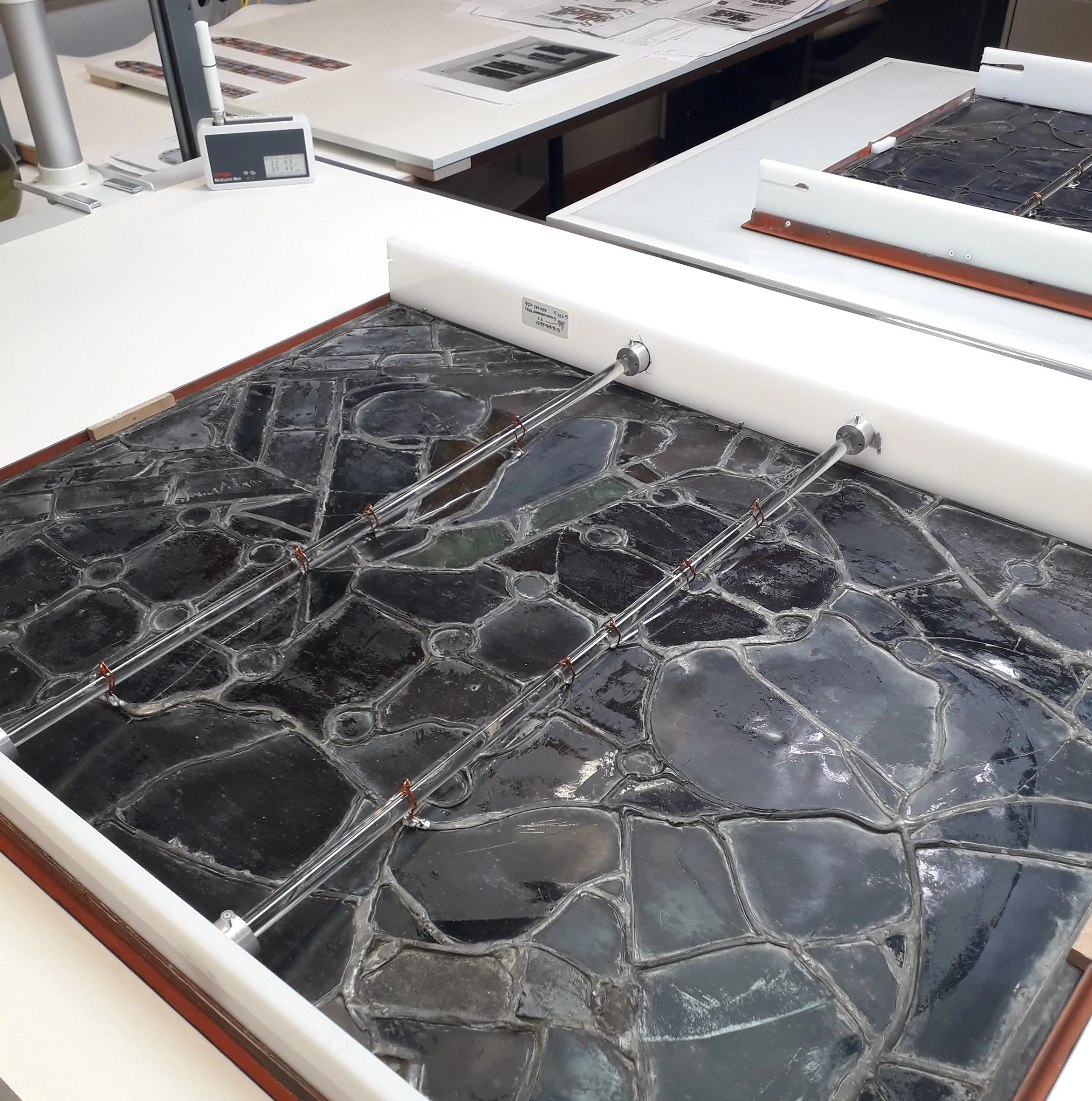 Alter Glasplan im Labor, vermutlich das Shard-Experiment mit Quarzgelenken.