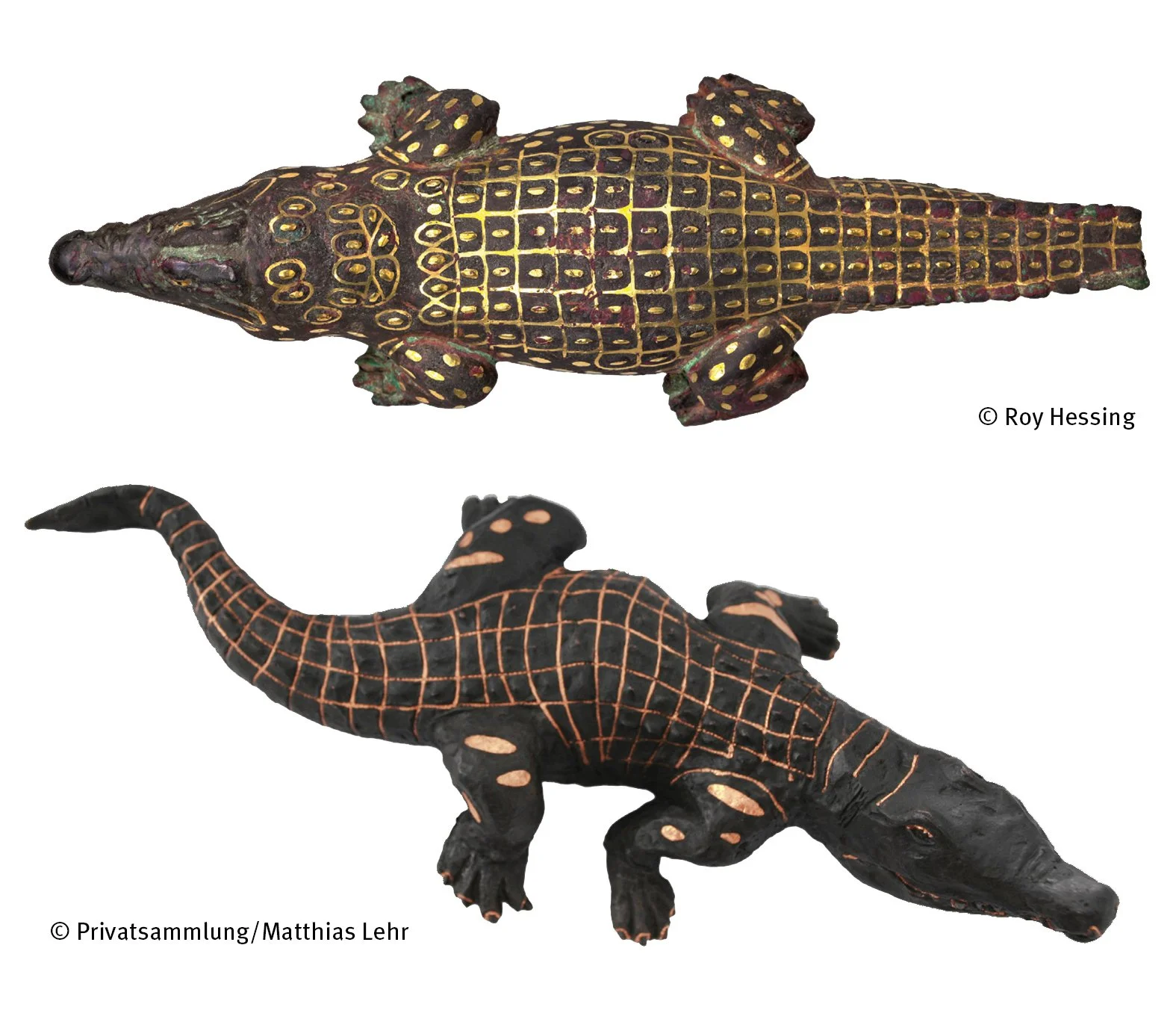 Zwei Krokodile, oben ein bemalter Holz-Krokodil, unten ein schwarzes Stoff-Krokodil mit orange Linien, auf weißem Hintergrund.