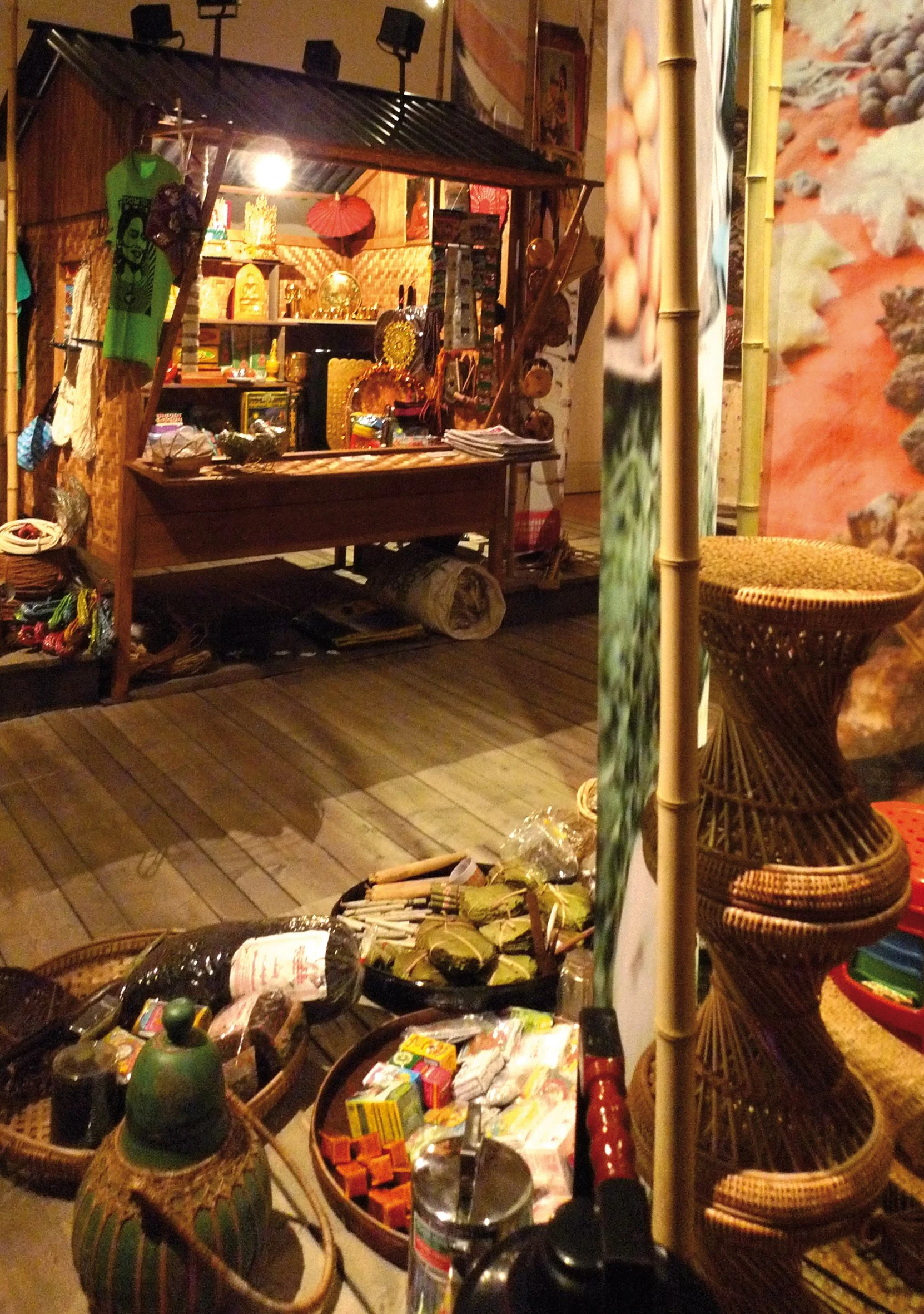 Ein asiatischer Marktstand mit verschiedenen Gua-Sha-Tools, Verpackungen und Dekorationen, aus Holz und Bambus gefertigt.