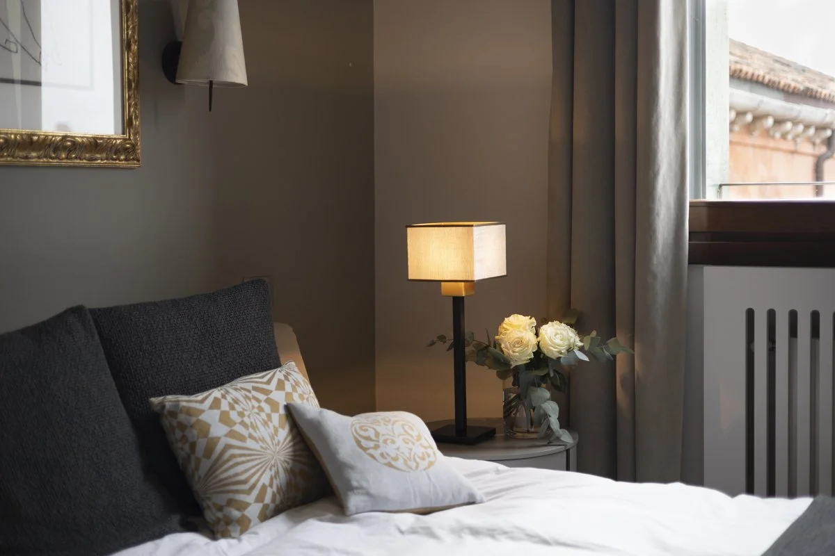DOGIA Piccola lamp lit in a cosy bedroom interior