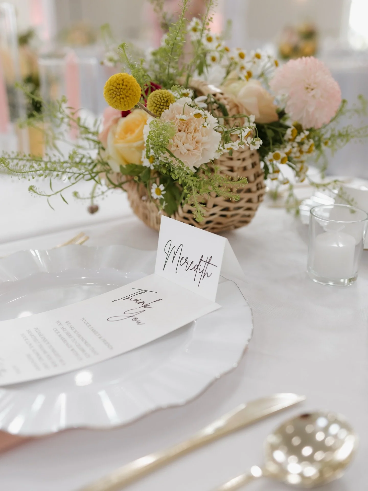 So excited to share allll the details from Dennis and Morgan&rsquo;s wedding day🎀✨💐💛

Obsessed is an understatement🩷

VENDORS:
Venue: @venueatwoodbridge 
Coordination: @divineworkseventco 
Photography: @hannahvandiverphotography 
Content: @conten