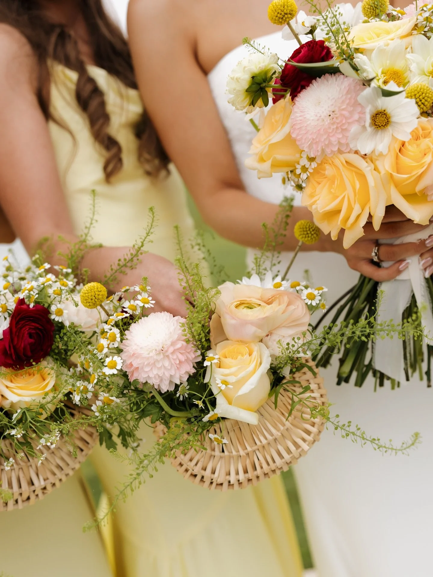 One of our many favorite details from Dennis and Morgan&rsquo;s day💐

Bridesmaid baskets by @poshedplanning chosen with so much intention, carrying beauty from the aisle to the reception🍾💍🥂🫶🏻

Vendor Team:
Venue: @venueatwoodbridge 
Coordinatio