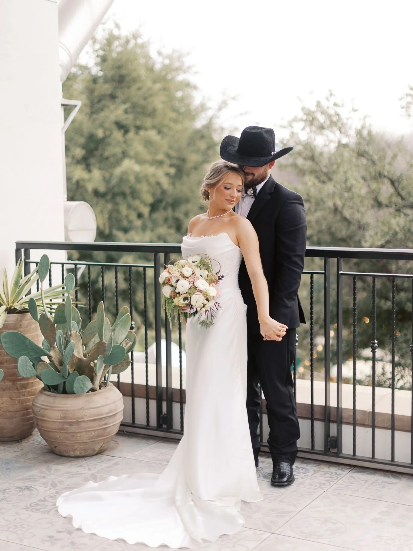 What better way to ring in the new year than by tying the knot?💍🥂🪩🍾🎉

To the Burtons🤍

Vendor Team:
Bar. Catering, Venue: @hoteldrover
Cake: @sugarbeesweets
Chairs: @dallaseventrentals
Content Creator: @highlighthausweddings
Coordination: @divi