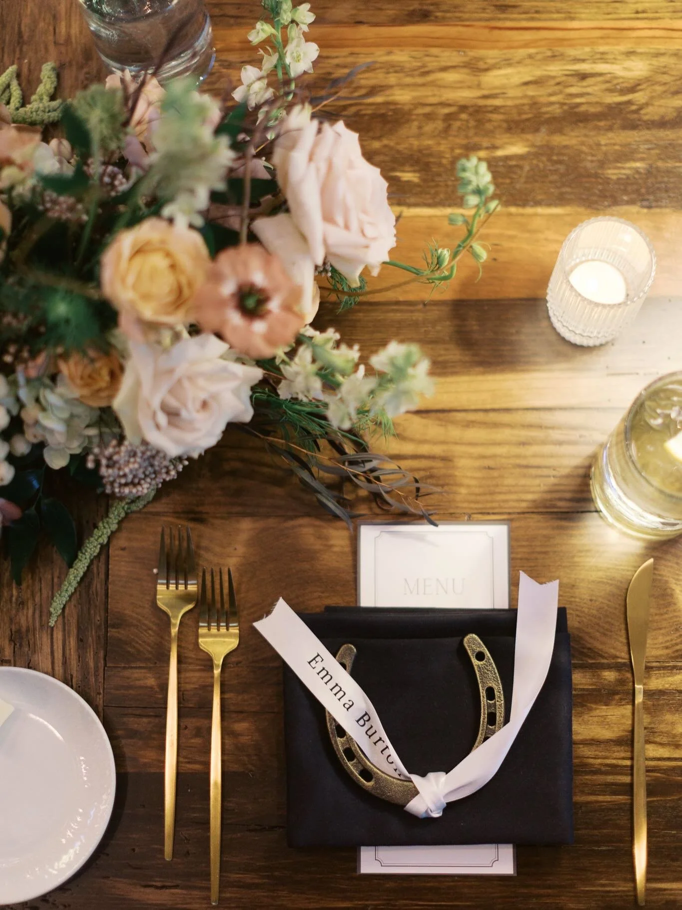 If you&rsquo;re still trying to find your western elegance reception inspo, look no further💐🥂💍✨

Vendor Team:
Bar, Catering, Venue: @hoteldrover
Cake: @sugarbeesweets
Chairs: @dallaseventrentals
Ceremony Dress: @aandbebridalshop 
Content Creator: 