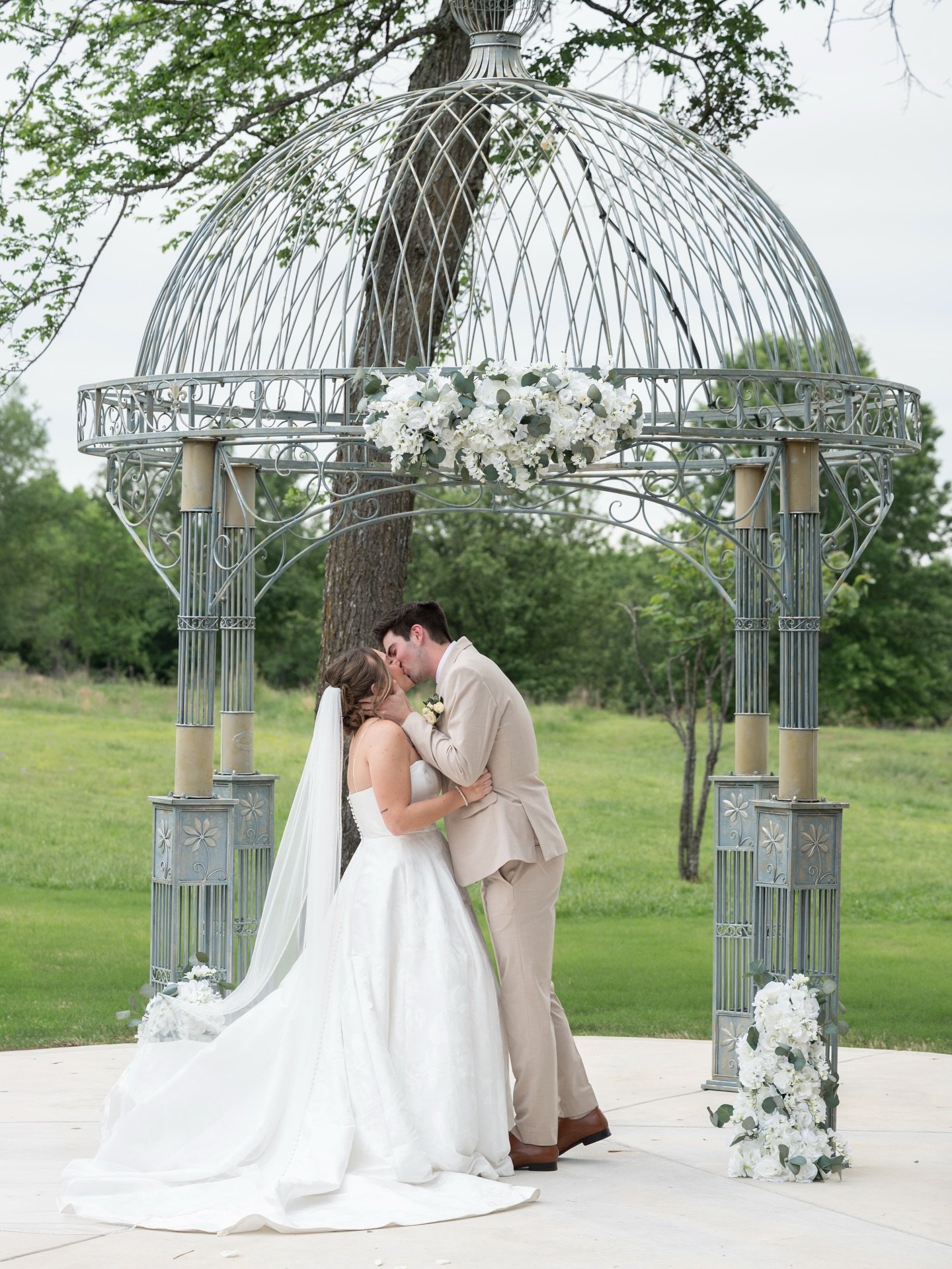 The Nolans🥂💍✨💐

A day filled with so much love and joy that we can&rsquo;t wait to share more from🤍

Vendor Team: 
Cake: @ludgerscakes 
Coordination: @divineworkseventco 
DJ: @dj.connection 
Dress: @ellisbridal 
Hair: @on.edge.salon 
Makeup: @sha