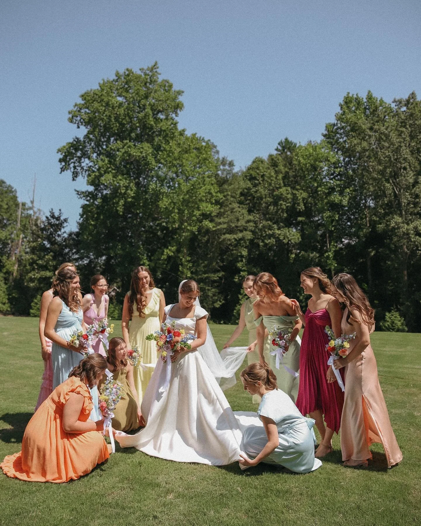 A moment for the girls and the COLORS!!! I have been freaking out about these pictures and couldn&rsquo;t wait to share! Kacky and her bridesmaids were just the coolest ✨

Get ready because so many more pictures from Kacky &amp; Trevor&rsquo;s weddin
