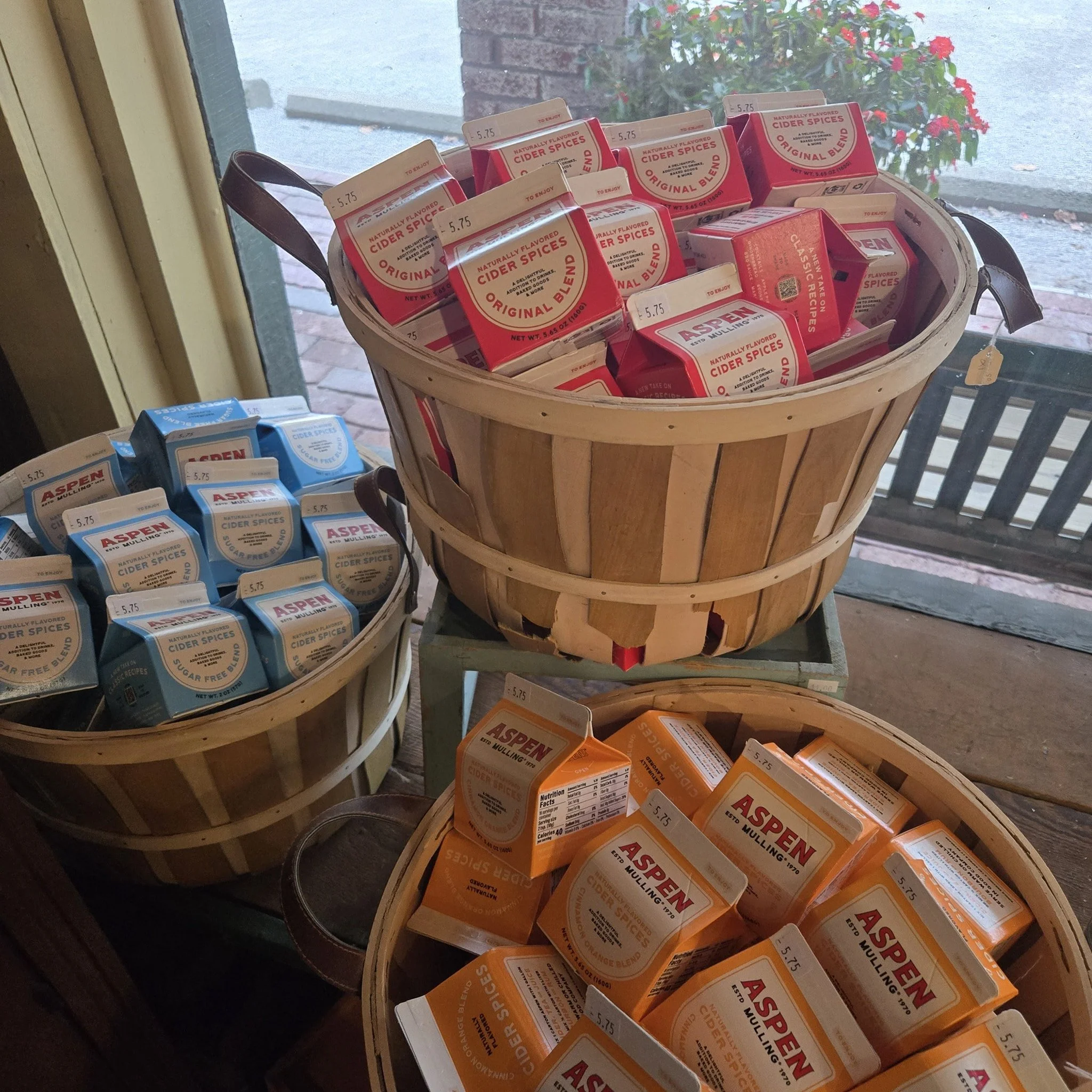 It's cider season! You can use Aspen Mulling Spice cartons to make one cup at a time or a whole gallon of apple cider! 🍎☕️