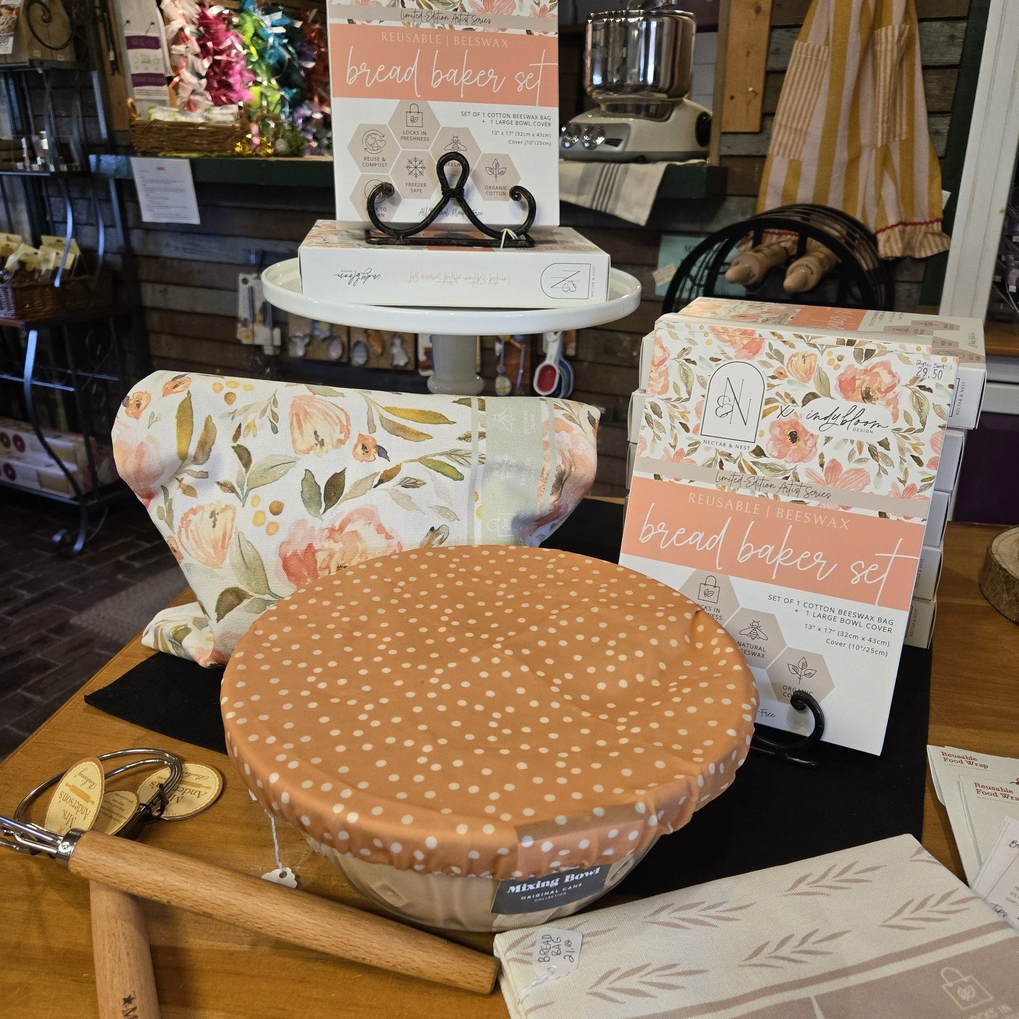 This set is made in sourdough heaven, bees wax lined bowl cover and bread bag. The perfect bread baker's gift!