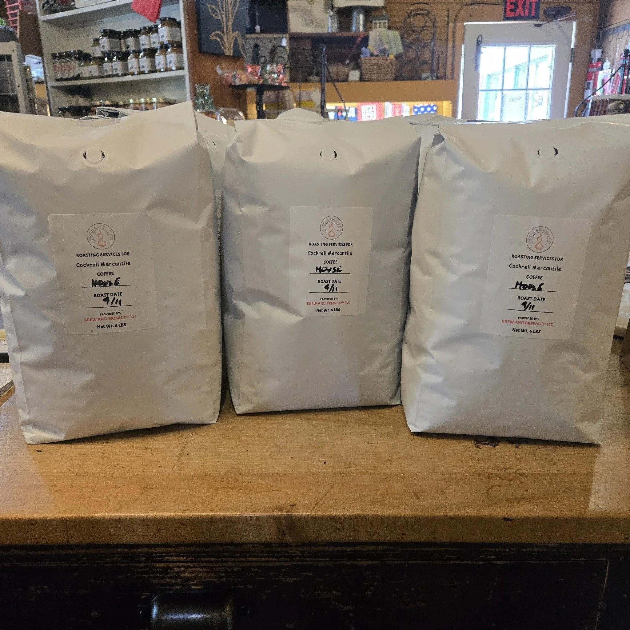 You know it's going to be a good coffee day when the freshly roasted beans are still warm. This is the quality we offer every customer! Thanks @brewandbrewscompany