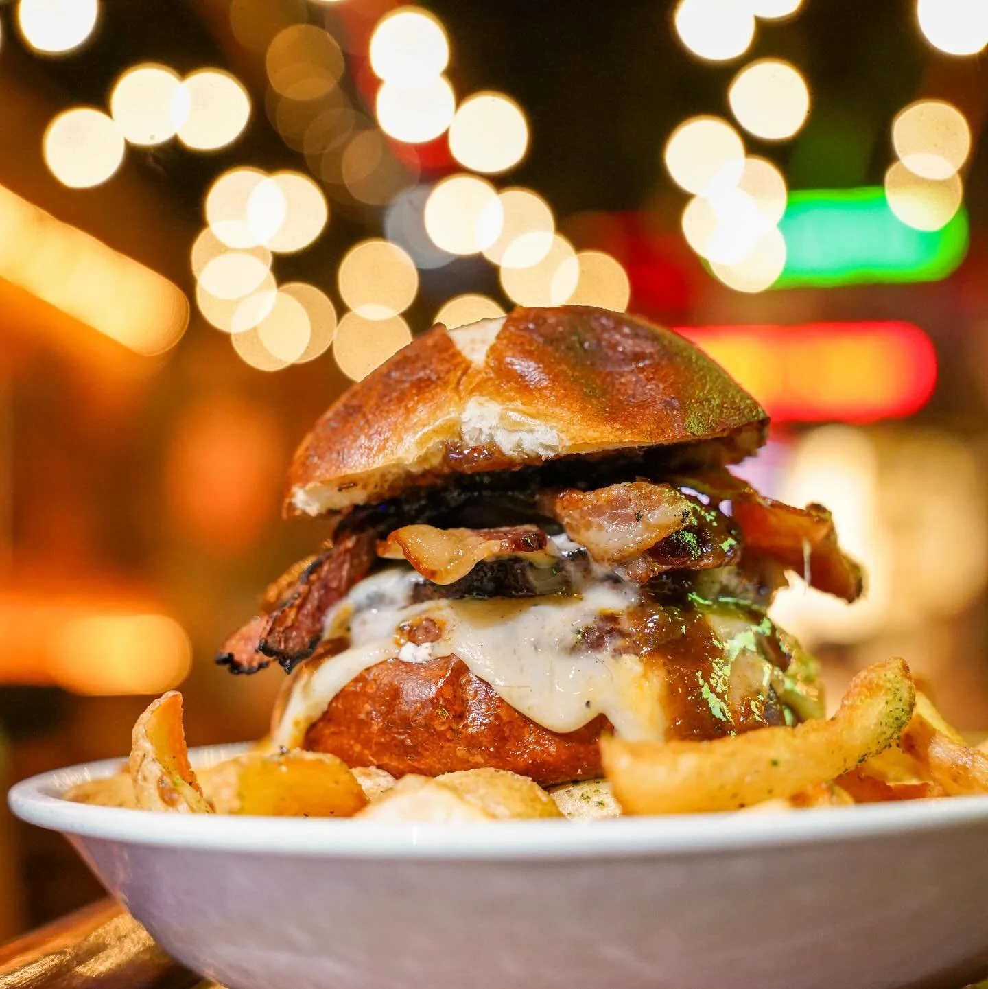 🍔 Burger of the Week 🍔 &ldquo;The Jalape&ntilde;o Royal&rdquo;

Double Patty, Muenster cheese, truffle aioli, bacon, jalapeno fig jam all on toasty pretzel bun

Burger with kick and drip 💅

#BostonEats #PretzelBunDreams #Restaurant #BostonFood #Bo