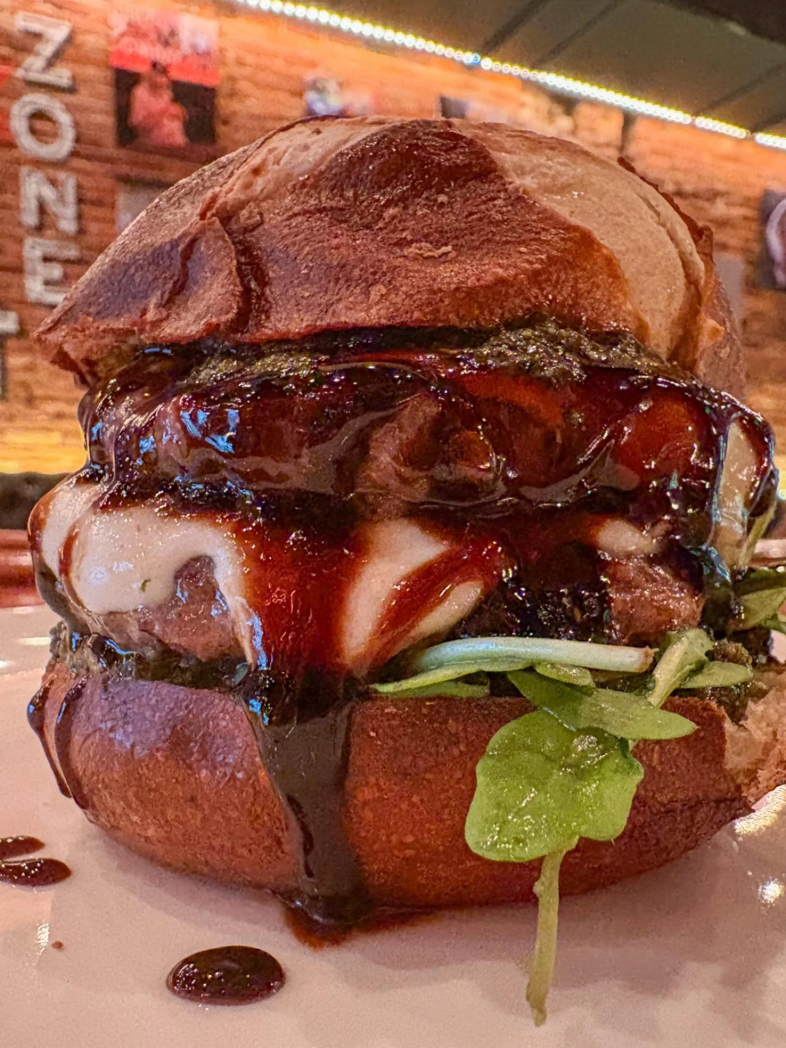 Burger of the Week 🍔 &ldquo;Pesto Mozzarella Burger&rdquo;

double patty, nut free pesto, fresh mozzarella, balsamic glaze, arugula on a pretzel bun.

pesto in the streets, mozz in the sheets. 🍔😎

#BostonEats #PretzelBunDreams #Restaurant #BostonF