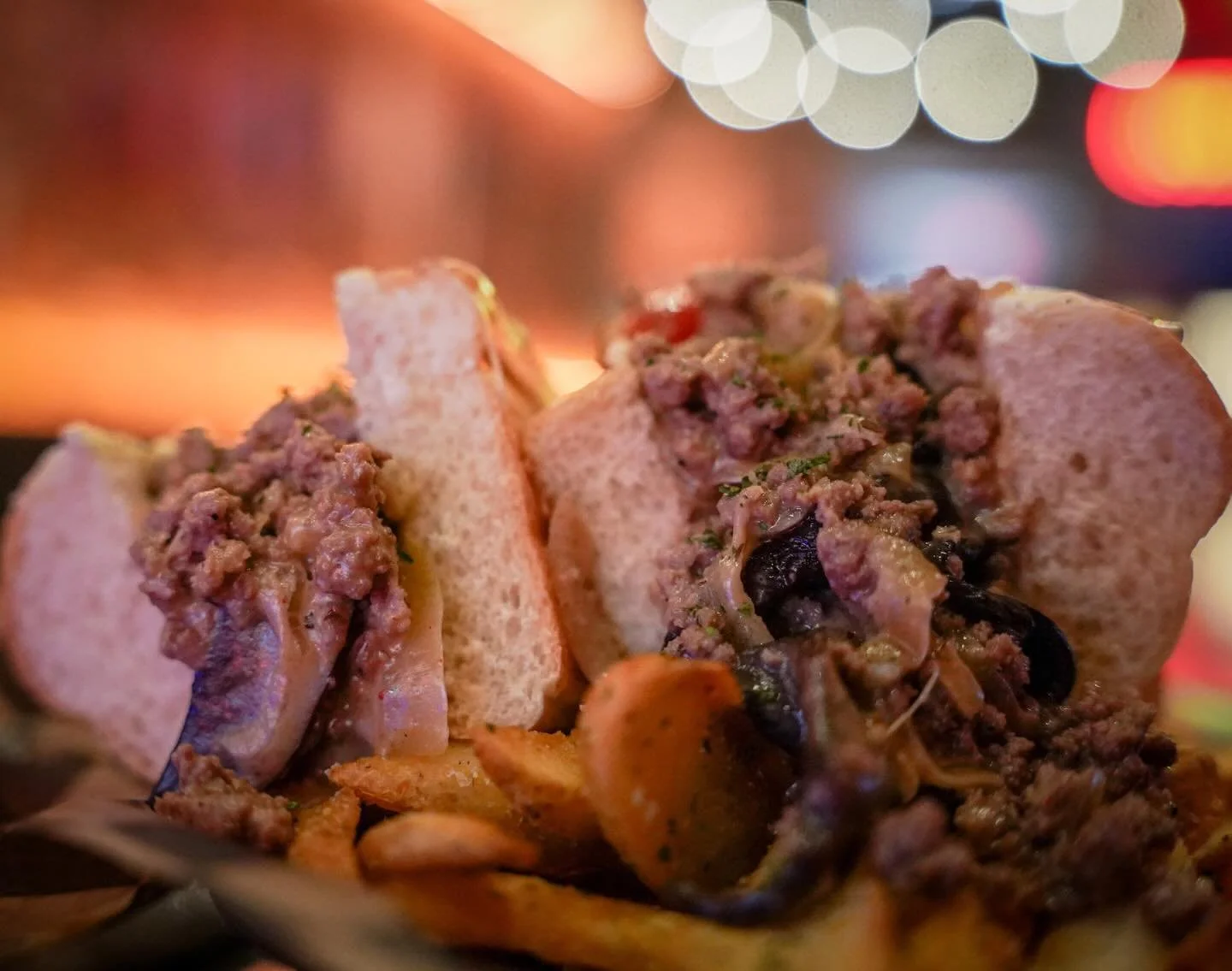 🍔 Burger of the Week 🍔 &ldquo;Chopped Cheese&rdquo;

chopped beef, peppers mushrooms and onions, cheese sauce, roasted garlic aioli on a sub roll

not the ockyway********😎 

#BostonEats
#BostonFoodies
#BostonFood
#EatBoston
#BostonRestaurants