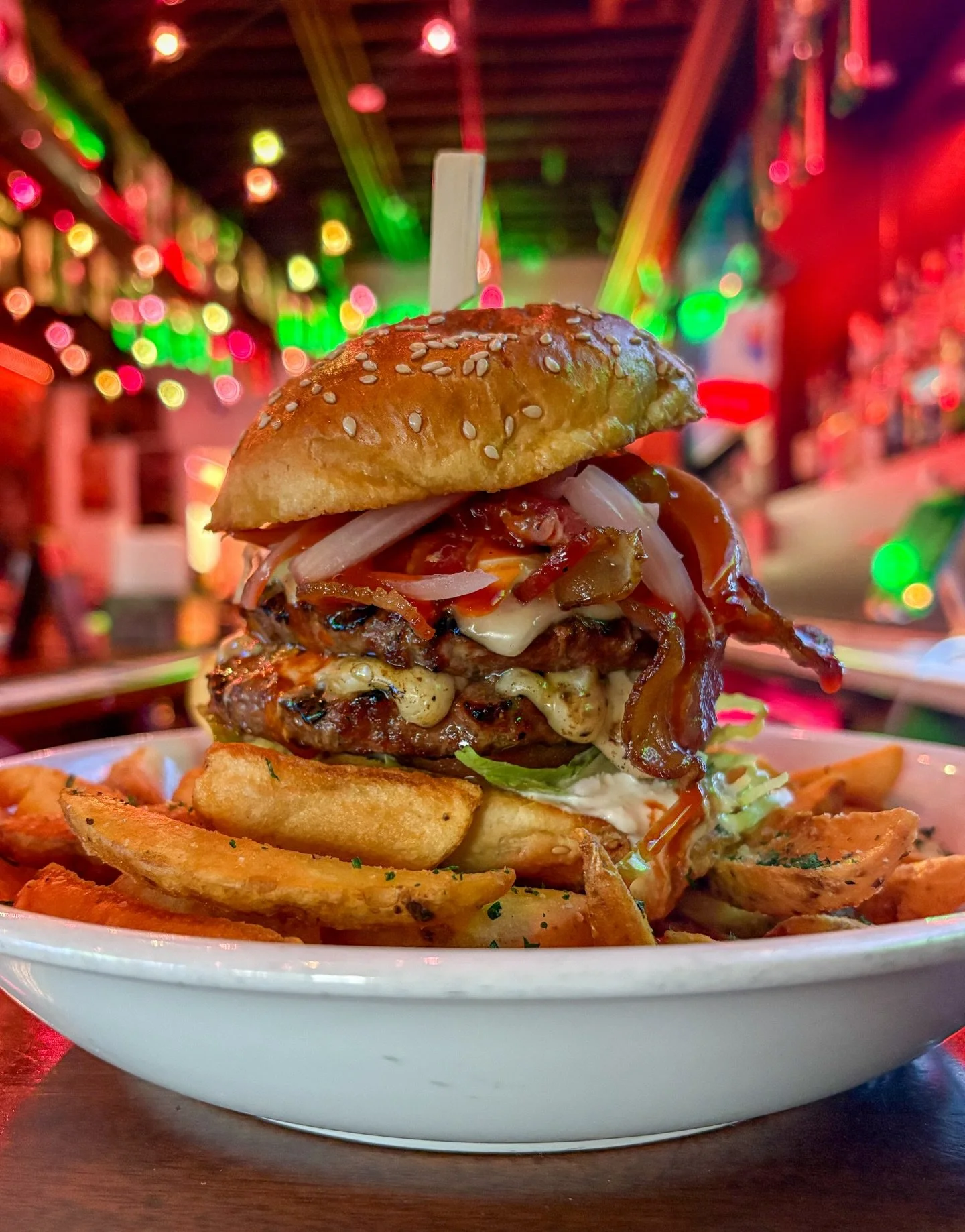 🍔Burger of the Week 🍔&rdquo;Buffalo Blue&rdquo;

double patty, american cheese, blue cheese dressing, lettuce, tomato, pickled red onion, bacon, buffalo sauce on a sesame bun

while supplies last&hellip;..aka the entire week

#BostonEats #bostonbar