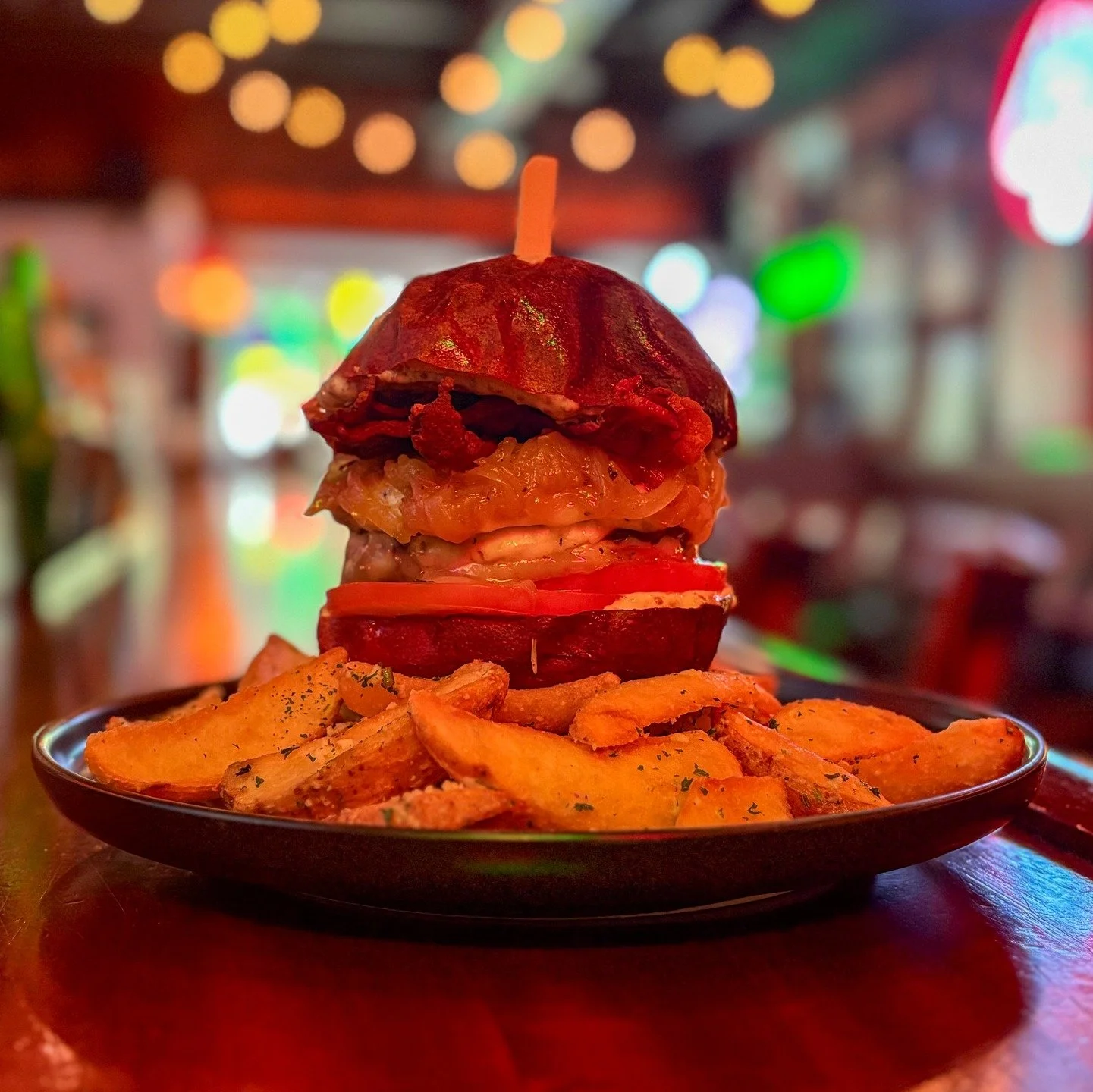 🍔Burger of the Week 🍔 &ldquo;Beer Braised Onion&rdquo;

double patty, crispy bacon, beer braised onions, mustard aioli, smoked provolone cheese, tomato on a toasty pretzel bun.

while supplies last&hellip;..aka the entire week

#BostonEats #bostonb